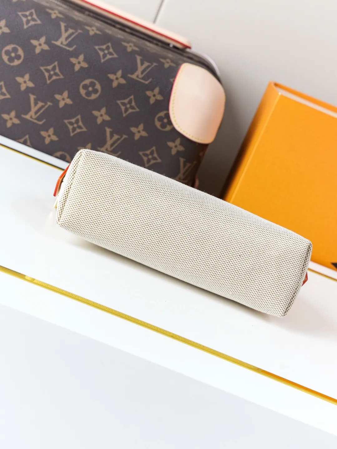 P315【动态163c01芯片】M29529红 顶级原单【独家背景实拍】本款 Pochette Cosm&eacute;tique 小号化妆包结合棉布和缤纷牛皮革饰边，以金属铆钉和瞩目 V 字点缀皮革贴饰，致敬品牌&ldquo;Volez, Voguez, Voyagez（飞行、航行、旅行）&rdquo;的经典格言。印花织物内衬和贴袋共筑精巧内部空间。本系列臻作搭配专属包装，浸染蔚蓝海岸的迷人风情，随附限定挂饰与品牌标志性海滩小屋手袋，尽揽盛夏悠然意趣&mdash;&mdash;限量呈献 19 x 12 x 6 (厘米) ((长 x 高 x 宽) 涂层帆布 织物/牛皮革饰边 织物内衬，内袋采用可水洗织物 金属件 拉链开合 内贴袋