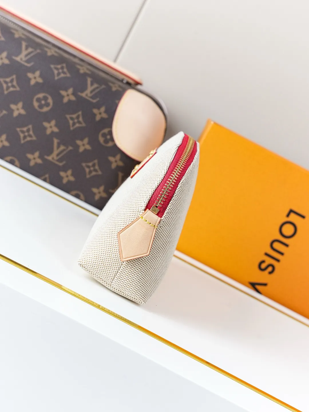 P315【动态163c01芯片】M29529红 顶级原单【独家背景实拍】本款 Pochette Cosm&eacute;tique 小号化妆包结合棉布和缤纷牛皮革饰边，以金属铆钉和瞩目 V 字点缀皮革贴饰，致敬品牌&ldquo;Volez, Voguez, Voyagez（飞行、航行、旅行）&rdquo;的经典格言。印花织物内衬和贴袋共筑精巧内部空间。本系列臻作搭配专属包装，浸染蔚蓝海岸的迷人风情，随附限定挂饰与品牌标志性海滩小屋手袋，尽揽盛夏悠然意趣&mdash;&mdash;限量呈献 19 x 12 x 6 (厘米) ((长 x 高 x 宽) 涂层帆布 织物/牛皮革饰边 织物内衬，内袋采用可水洗织物 金属件 拉链开合 内贴袋