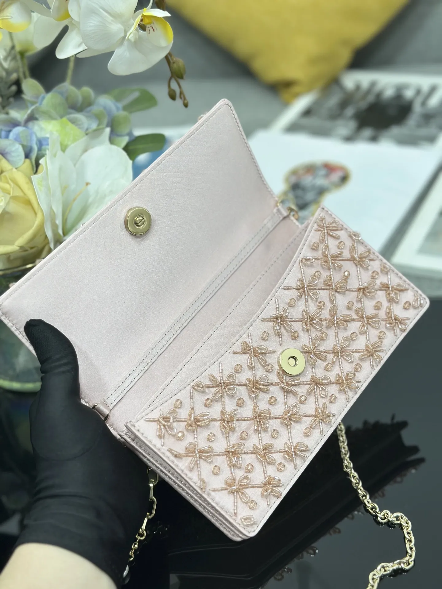 ❤❤Miss Dior 刺绣串珠粉色，链条包系列的新品，优雅实用。采用缎面精心制作，饰以蝴蝶结缉面线，翻盖点缀以 D.I.O.R. 吊饰，两个隔层和拉链手拿包可收纳各种日常用品，可与日常或晚装造型搭配使用。经典的顶部手柄设计，搭配可拆卸链条肩带，可手提、肩背或斜挎。尺寸：21 x 11.5 x 4 厘米、型号M0997、📸独家实物拍摄🎬配送全新包装礼盒🎁（全国统一💱30）