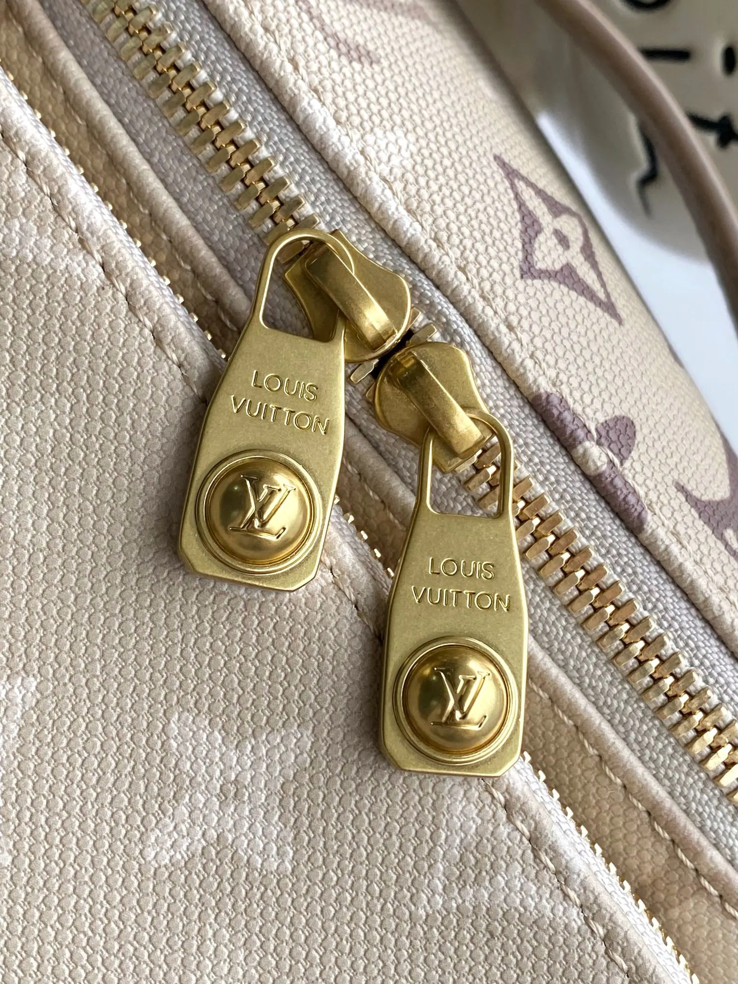 P370【海原外‬单 独实家‬拍】半钢加强 163芯片 M29274杏色 M26933军绿色 胸包腰包 RUSH 腰包 本款 Rush 腰包以 Monogram Surplus gx涂层帆布及莹泽做旧效果拉链塑就潮流型格。拉链前袋方便存取日常所需，双拉链主隔层再添功能细节。可调节织物肩带可系于腰间，亦可肩背或斜挎。尺寸：15 x 8 x 30 厘米。(高 x 宽 x 长度)