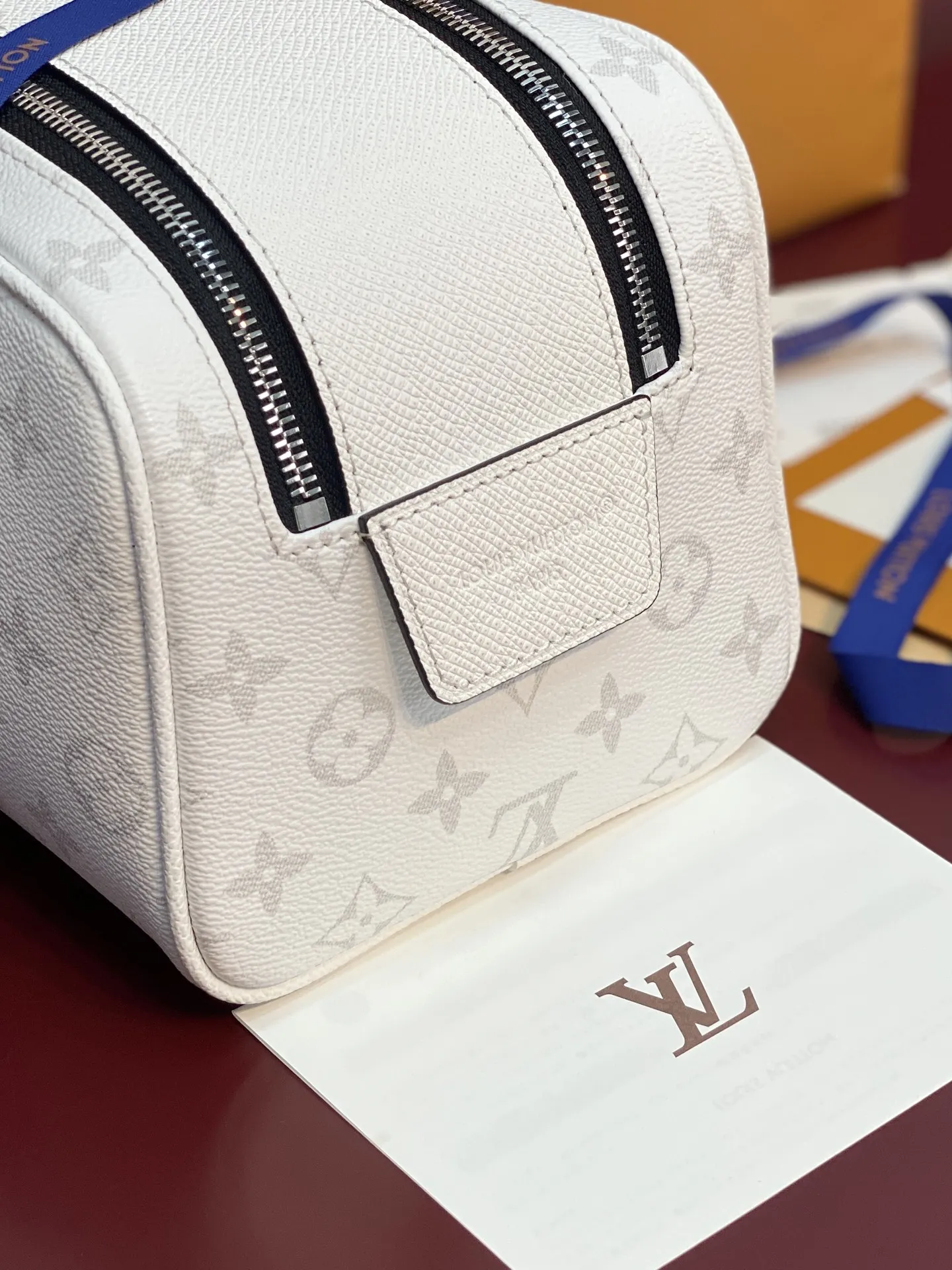 出厂价310 M27794 白花! (化妆包)洗漱包手包系列 這款Dopp Kit梳洗包以細緻粒面Taurillon Monogram皮革製造,以優雅的方式攜帶梳洗用品及其他個人物品。袋款容量寬敞,配備雙拉鏈開合及可洗襯裡,兼具型格和實用功能。此配飾可作為貼心禮物,亦可完美配搭任何旅行袋。尺寸:28 x 15 x 16.5 厘米。