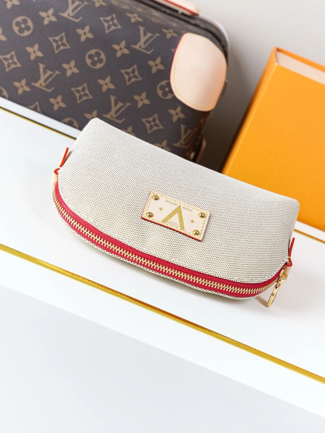 P315【动态163c01芯片】M29529红 顶级原单【独家背景实拍】本款 Pochette Cosm&eacute;tique 小号化妆包结合棉布和缤纷牛皮革饰边，以金属铆钉和瞩目 V 字点缀皮革贴饰，致敬品牌&ldquo;Volez, Voguez, Voyagez（飞行、航行、旅行）&rdquo;的经典格言。印花织物内衬和贴袋共筑精巧内部空间。本系列臻作搭配专属包装，浸染蔚蓝海岸的迷人风情，随附限定挂饰与品牌标志性海滩小屋手袋，尽揽盛夏悠然意趣&mdash;&mdash;限量呈献 19 x 12 x 6 (厘米) ((长 x 高 x 宽) 涂层帆布 织物/牛皮革饰边 织物内衬，内袋采用可水洗织物 金属件 拉链开合 内贴袋