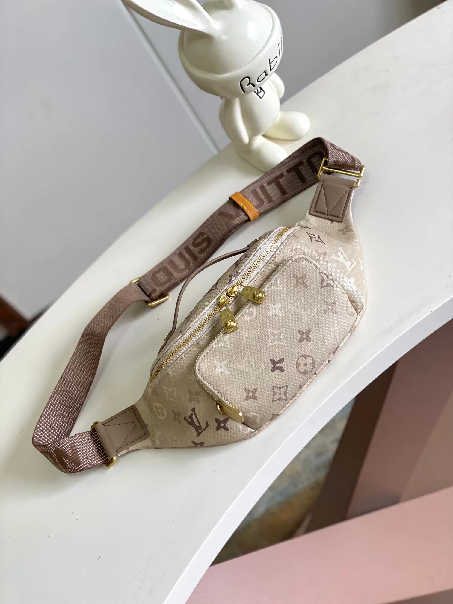 P370【海原外单 独实家拍】半钢加强 163芯片 M29274杏色 M26933军绿色 胸包腰包 RUSH 腰包 本款 Rush 腰包以 Monogram Surplus gx涂层帆布及莹泽做旧效果拉链塑就潮流型格。拉链前袋方便存取日常所需,双拉链主隔层再添功能细节。可调节织物肩带可系于腰间,亦可肩背或斜挎。尺寸:15 x 8 x 30 厘米。(高 x 宽 x 长度)