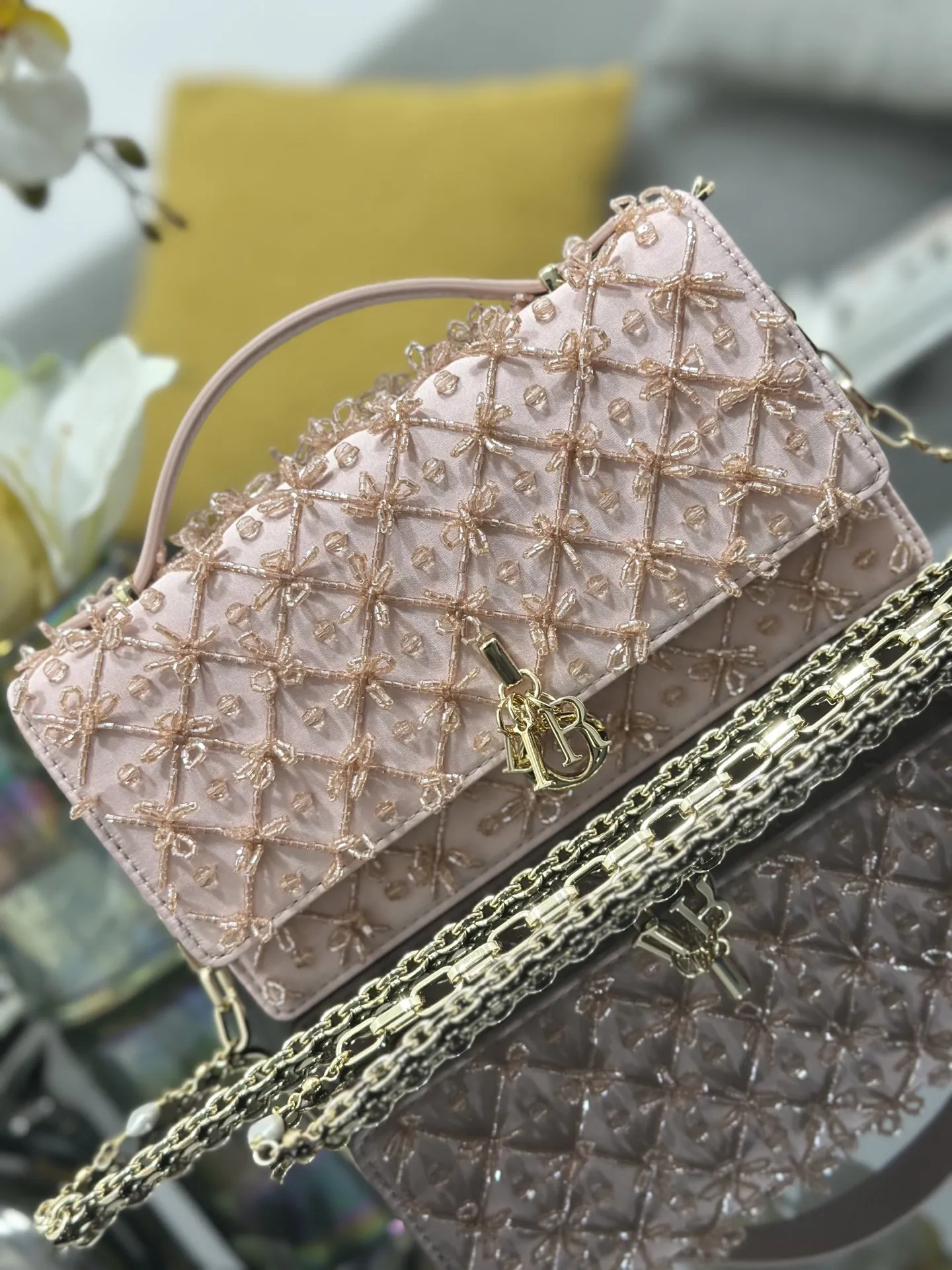 ❤❤Miss Dior 刺绣串珠粉色,链条包系列的新品,优雅实用。采用缎面精心制作,饰以蝴蝶结缉面线,翻盖点缀以 D.I.O.R. 吊饰,两个隔层和拉链手拿包可收纳各种日常用品,可与日常或晚装造型搭配使用。经典的顶部手柄设计,搭配可拆卸链条肩带,可手提、肩背或斜挎。尺寸:21 x 11.5 x 4 厘米、型号M0997、📸独家实物拍摄🎬配送全新包装礼盒🎁(全国统一💱30)