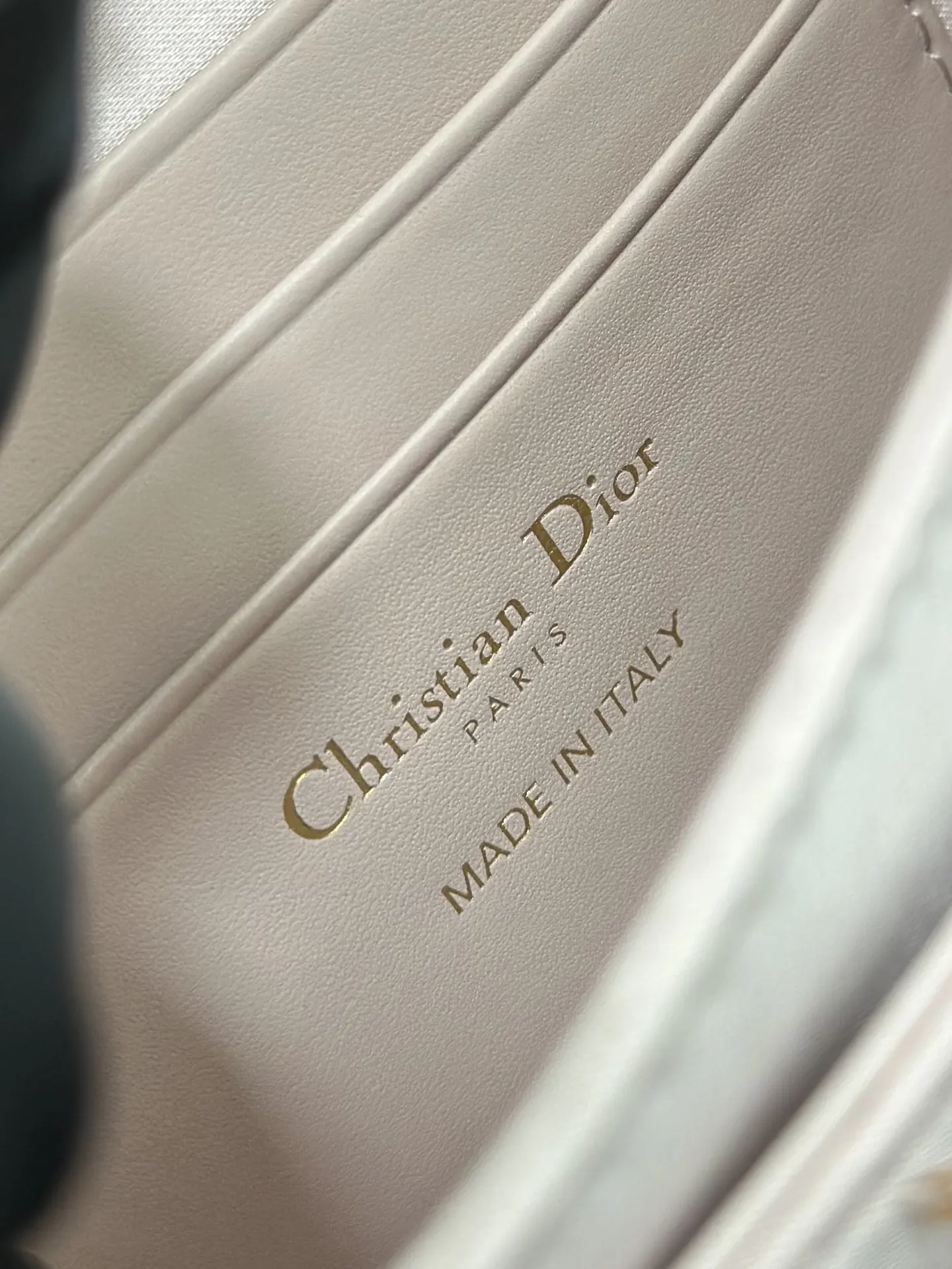 ❤❤Miss Dior 刺绣串珠粉色，链条包系列的新品，优雅实用。采用缎面精心制作，饰以蝴蝶结缉面线，翻盖点缀以 D.I.O.R. 吊饰，两个隔层和拉链手拿包可收纳各种日常用品，可与日常或晚装造型搭配使用。经典的顶部手柄设计，搭配可拆卸链条肩带，可手提、肩背或斜挎。尺寸：21 x 11.5 x 4 厘米、型号M0997、📸独家实物拍摄🎬配送全新包装礼盒🎁（全国统一💱30）