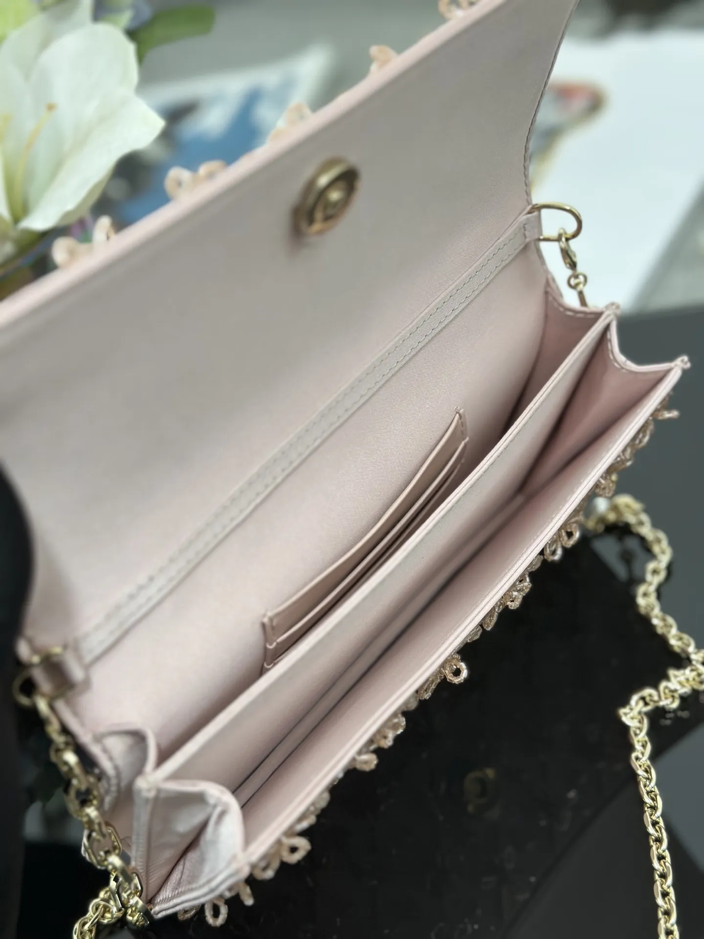 ❤❤Miss Dior 刺绣串珠粉色,链条包系列的新品,优雅实用。采用缎面精心制作,饰以蝴蝶结缉面线,翻盖点缀以 D.I.O.R. 吊饰,两个隔层和拉链手拿包可收纳各种日常用品,可与日常或晚装造型搭配使用。经典的顶部手柄设计,搭配可拆卸链条肩带,可手提、肩背或斜挎。尺寸:21 x 11.5 x 4 厘米、型号M0997、📸独家实物拍摄🎬配送全新包装礼盒🎁(全国统一💱30)