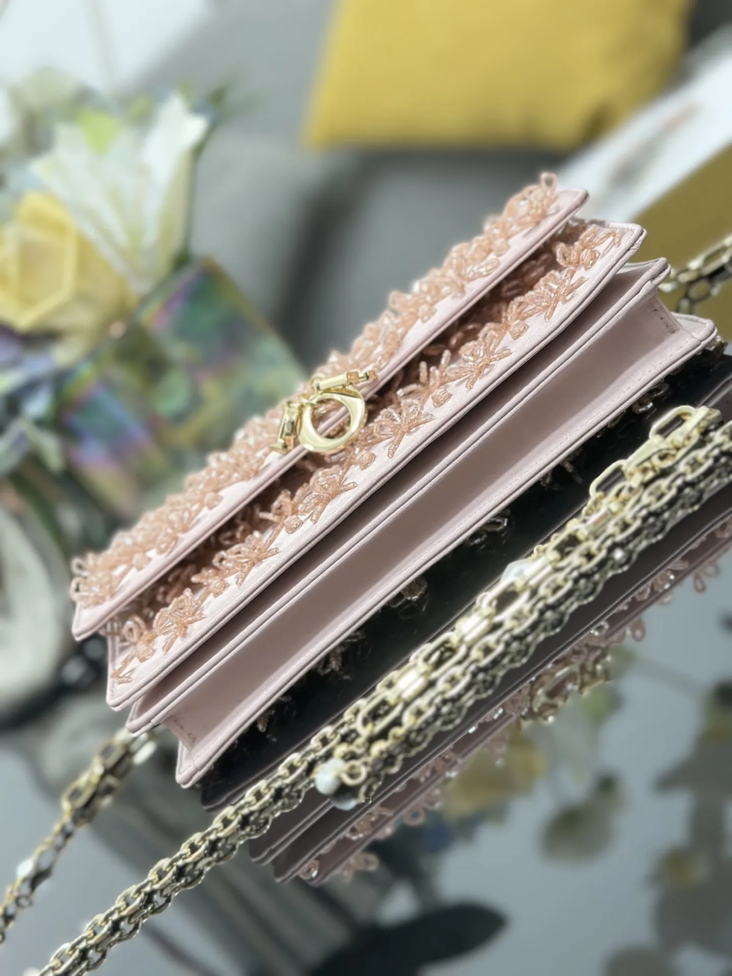❤❤Miss Dior 刺绣串珠粉色，链条包系列的新品，优雅实用。采用缎面精心制作，饰以蝴蝶结缉面线，翻盖点缀以 D.I.O.R. 吊饰，两个隔层和拉链手拿包可收纳各种日常用品，可与日常或晚装造型搭配使用。经典的顶部手柄设计，搭配可拆卸链条肩带，可手提、肩背或斜挎。尺寸：21 x 11.5 x 4 厘米、型号M0997、📸独家实物拍摄🎬配送全新包装礼盒🎁（全国统一💱30）