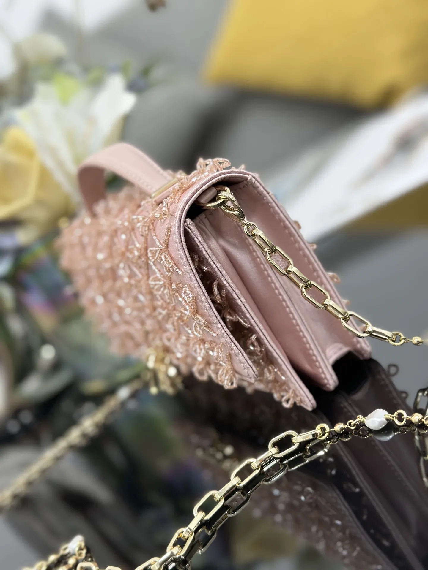 ❤❤Miss Dior 刺绣串珠粉色,链条包系列的新品,优雅实用。采用缎面精心制作,饰以蝴蝶结缉面线,翻盖点缀以 D.I.O.R. 吊饰,两个隔层和拉链手拿包可收纳各种日常用品,可与日常或晚装造型搭配使用。经典的顶部手柄设计,搭配可拆卸链条肩带,可手提、肩背或斜挎。尺寸:21 x 11.5 x 4 厘米、型号M0997、📸独家实物拍摄🎬配送全新包装礼盒🎁(全国统一💱30)