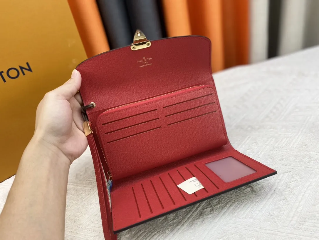 P102品牌 LV M58102 🎀颜色大红 🎀尺寸: 22*10*3.5 🎀说明:LV专柜最新款式火爆登场!清爽白格,经典老花配色牛皮!原版变色皮!超大容量,超多卡位!卡,现金,手机,统统搞定,让你看不释手!绝美颜色搭配超给力,原版内阁安全实用!