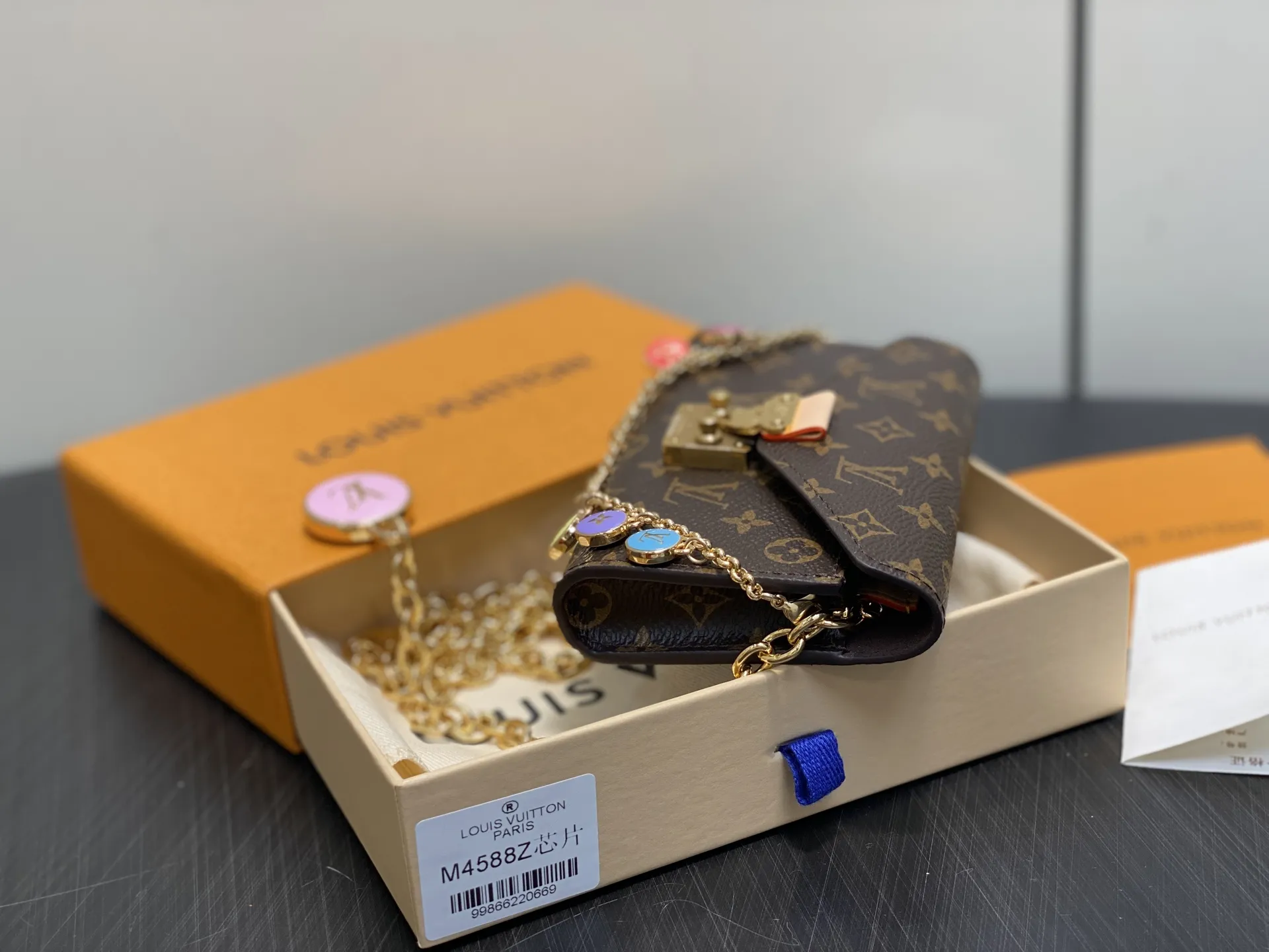 出厂价330【台湾货】M4588Z老花 链条腰包腰带 LV X TM POUCH METIS 腰带 M4625Z白彩 限量版L Pouch Metis腰带以缤纷姿彩亮相路易威登与村上隆的开创性合作系列。莹泽链条方便随心调节长短，可拆卸收纳袋呈现日本艺术家趣味重塑的 Monogram图案。前卫设计兼顾多重功能， Flowergram 吊饰再添华美一笔。尺寸：13.5X8厘米（高X宽）