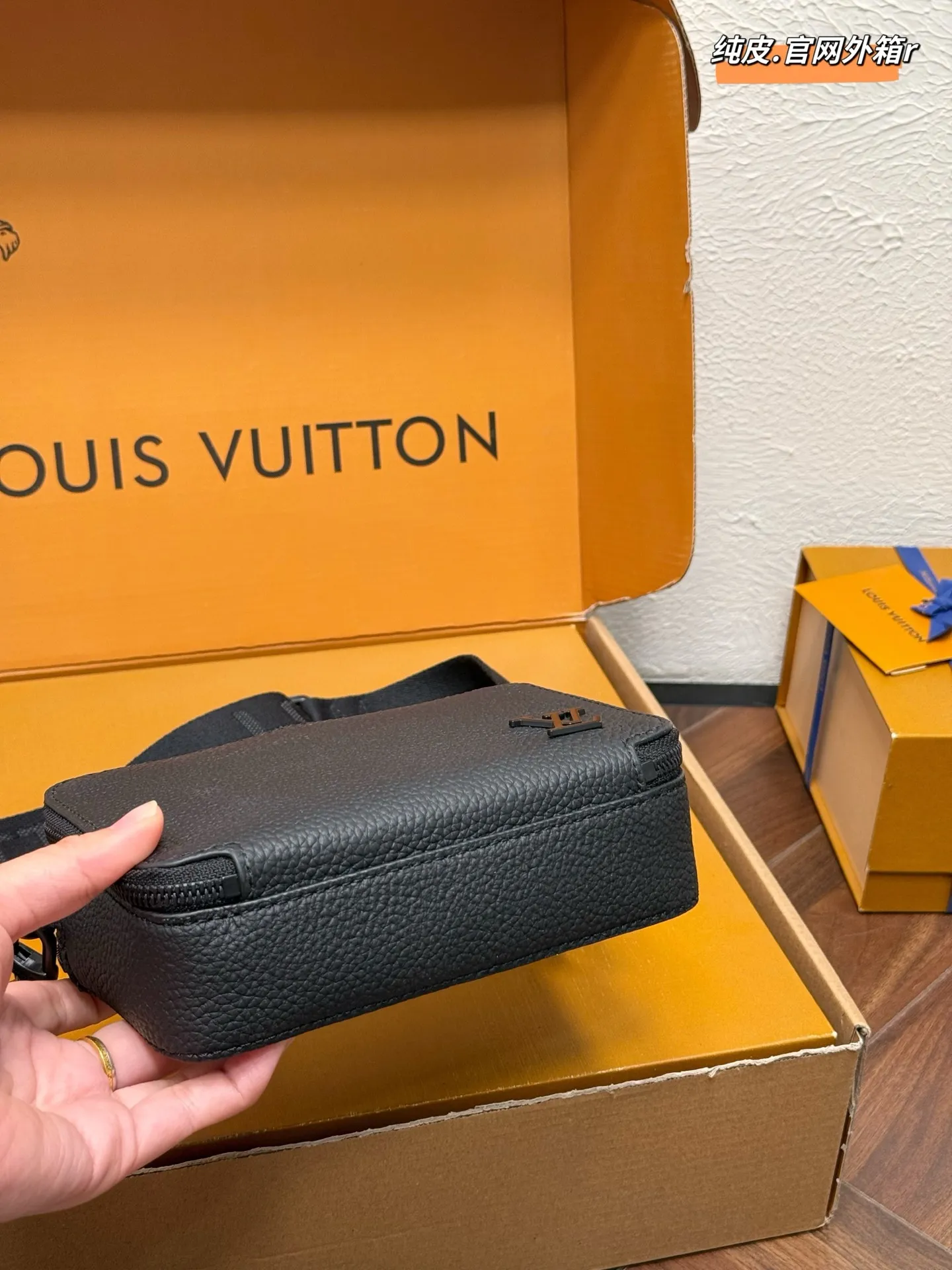 💰180 Lv Alpha Wearable系列 可拆卸可调节肩带 粒面牛皮 钱夹单肩斜挎包 🎀尺寸:18x12cm 双盒包装