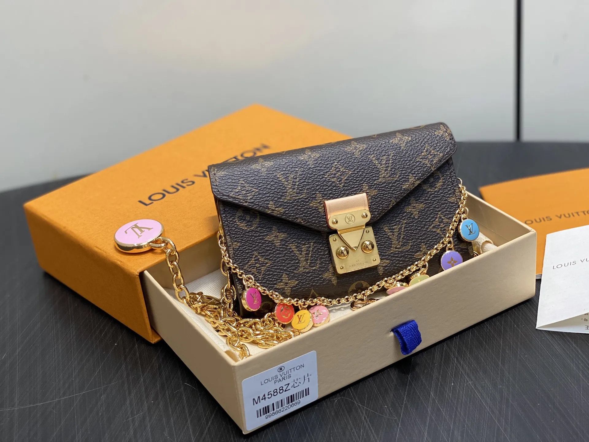 出厂价330【台湾货】M4588Z老花 链条腰包腰带 LV X TM POUCH METIS 腰带 M4625Z白彩 限量版L Pouch Metis腰带以缤纷姿彩亮相路易威登与村上隆的开创性合作系列。莹泽链条方便随心调节长短,可拆卸收纳袋呈现日本艺术家趣味重塑的 Monogram图案。前卫设计兼顾多重功能, Flowergram 吊饰再添华美一笔。尺寸:13.5X8厘米(高X宽)