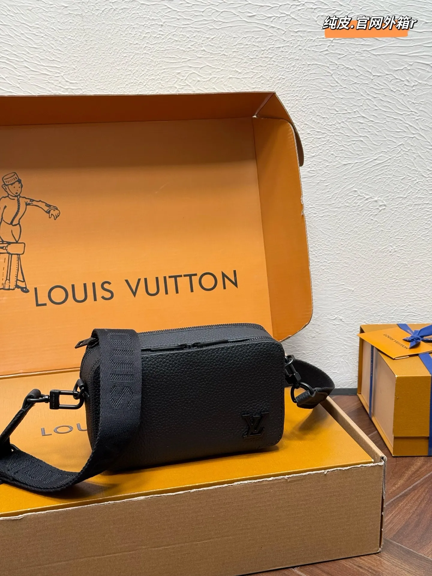 💰180 Lv Alpha Wearable系列 可拆卸可调节肩带 粒面牛皮 钱夹单肩斜挎包 🎀尺寸:18x12cm 双盒包装
