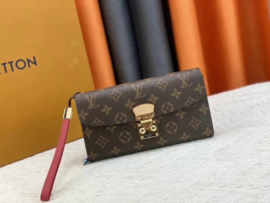 P102品牌 LV M58102 🎀颜色大红 🎀尺寸: 22*10*3.5 🎀说明:LV专柜最新款式火爆登场!清爽白格,经典老花配色牛皮!原版变色皮!超大容量,超多卡位!卡,现金,手机,统统搞定,让你看不释手!绝美颜色搭配超给力,原版内阁安全实用!