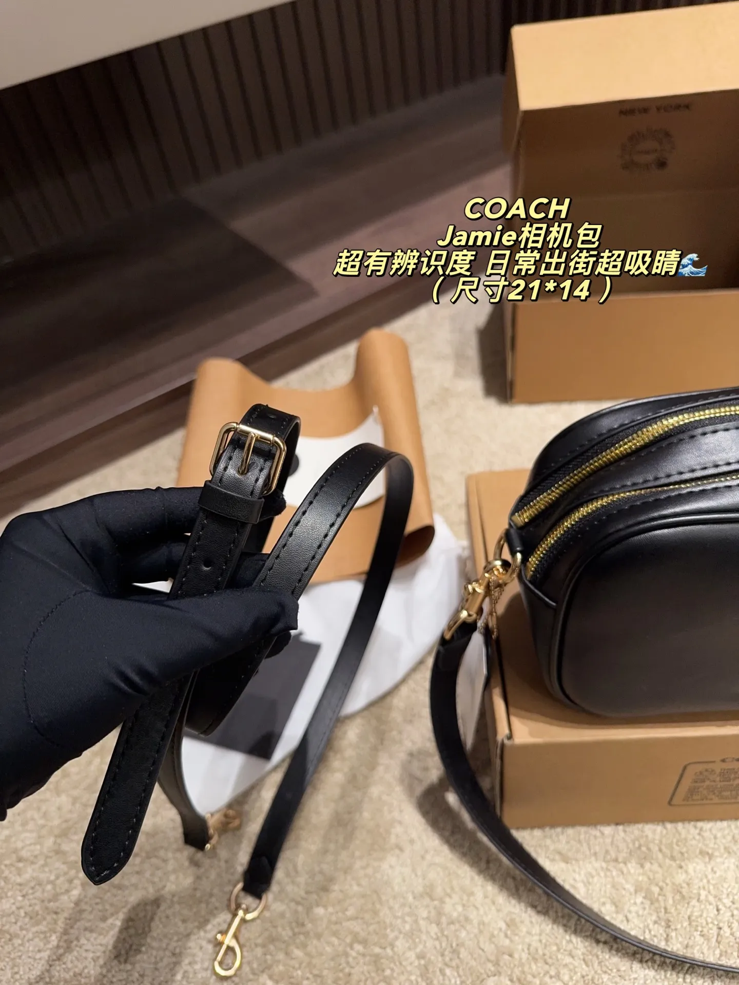 p160飞机盒⚠️尺寸21*14 COACH 蔻驰Jamie相机包，金属拉链&Logo点缀，简约又经典✨。小号设计，日常通勤、休闲出街都超适合，肩带可调节，单肩/斜挎随心切换。内部空间合理，手机、钱包、化妆品都能装下，实用又时髦！Jamie系列是COACH经典款，耐用又百搭，深受大家喜爱，性价比很高哦～