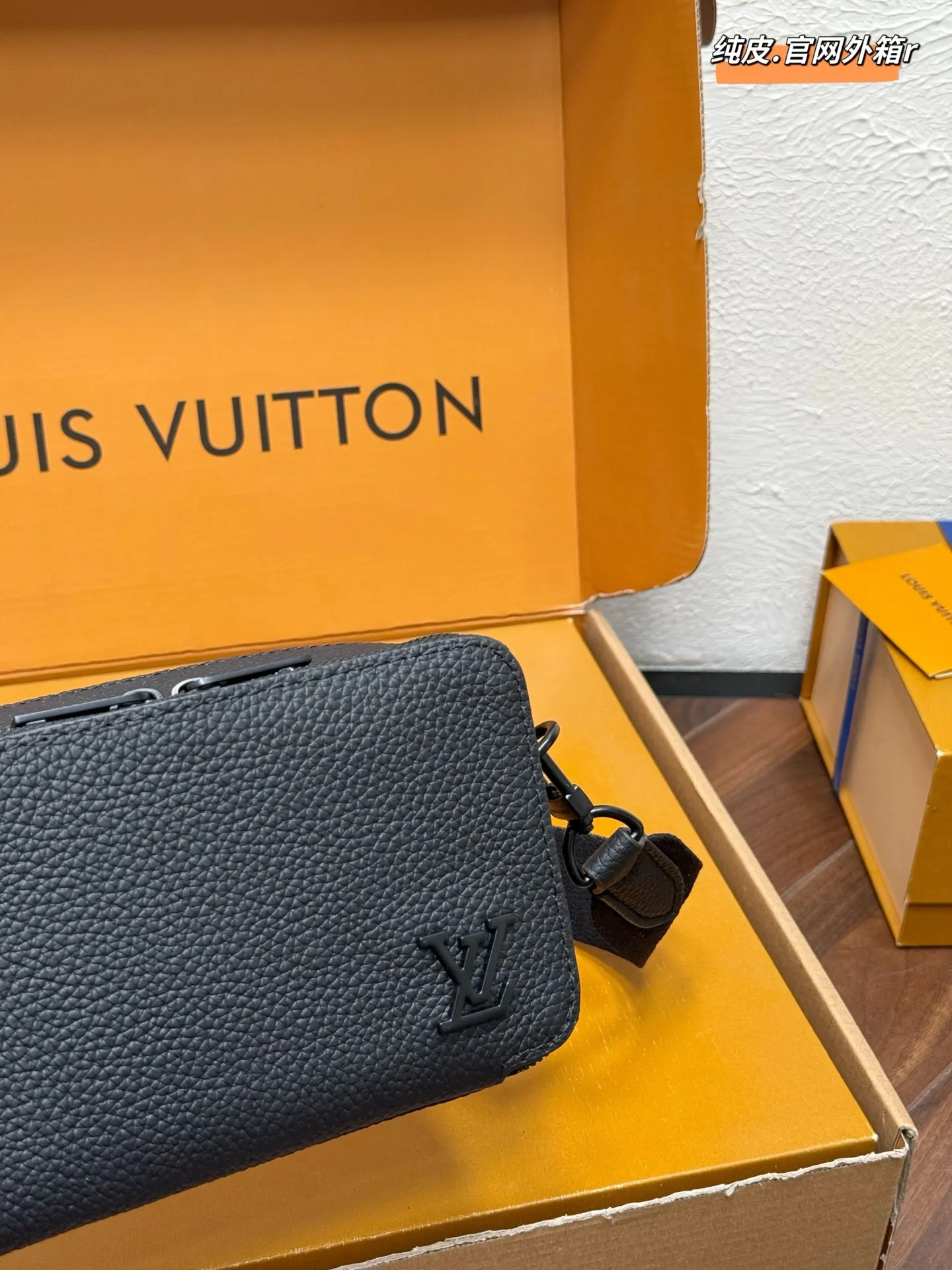 💰180 Lv Alpha Wearable系列 可拆卸可调节肩带 粒面牛皮 钱夹单肩斜挎包 🎀尺寸：18x12cm 双盒包装