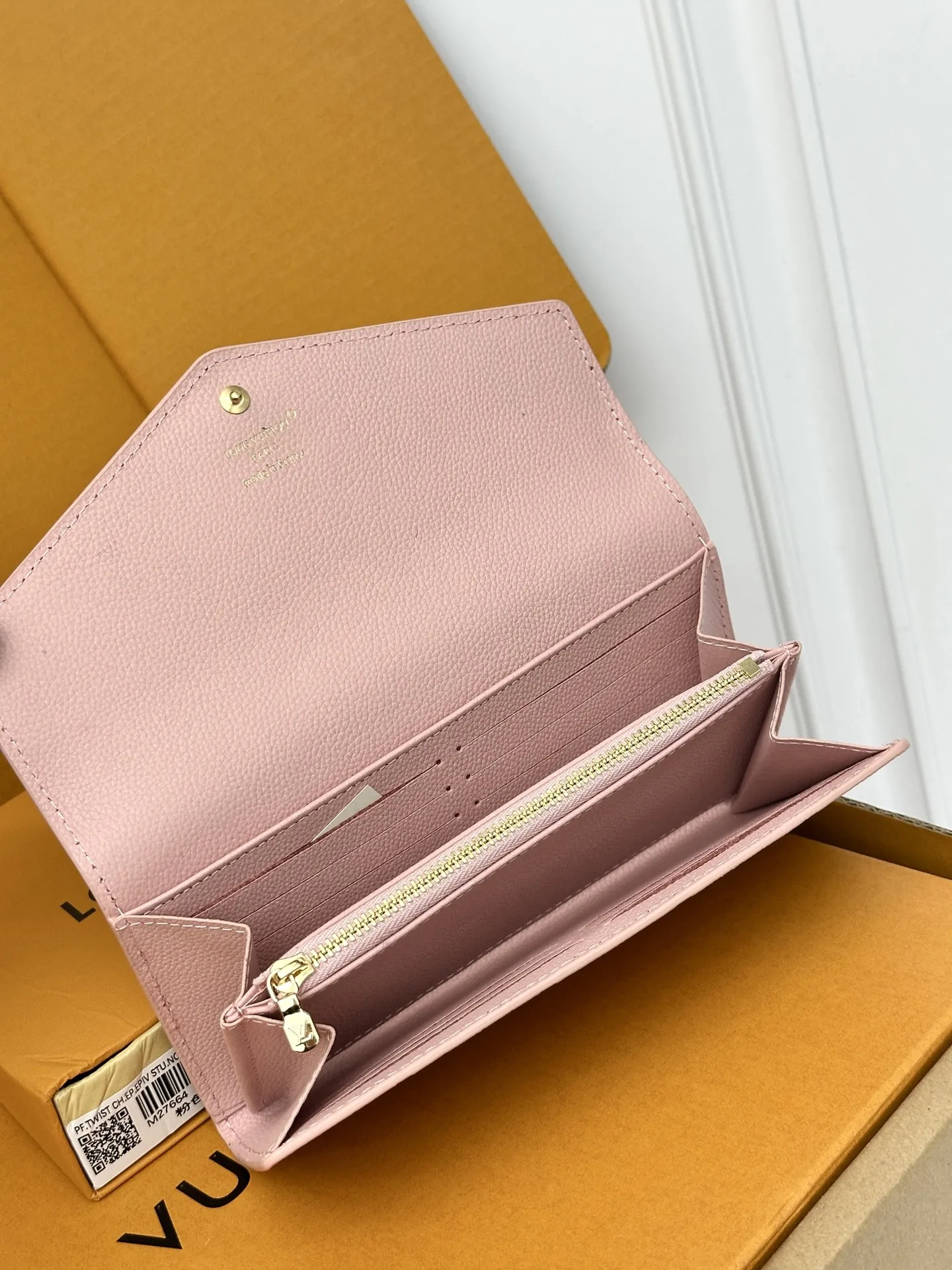 💰68 M27664粉. LOUIS VUITTON Sarah钱包,按扣开合,拉链零钱袋 2个大型加厚隔层,内置平口袋 16个卡槽 尺寸:19×2×10.5(cm)