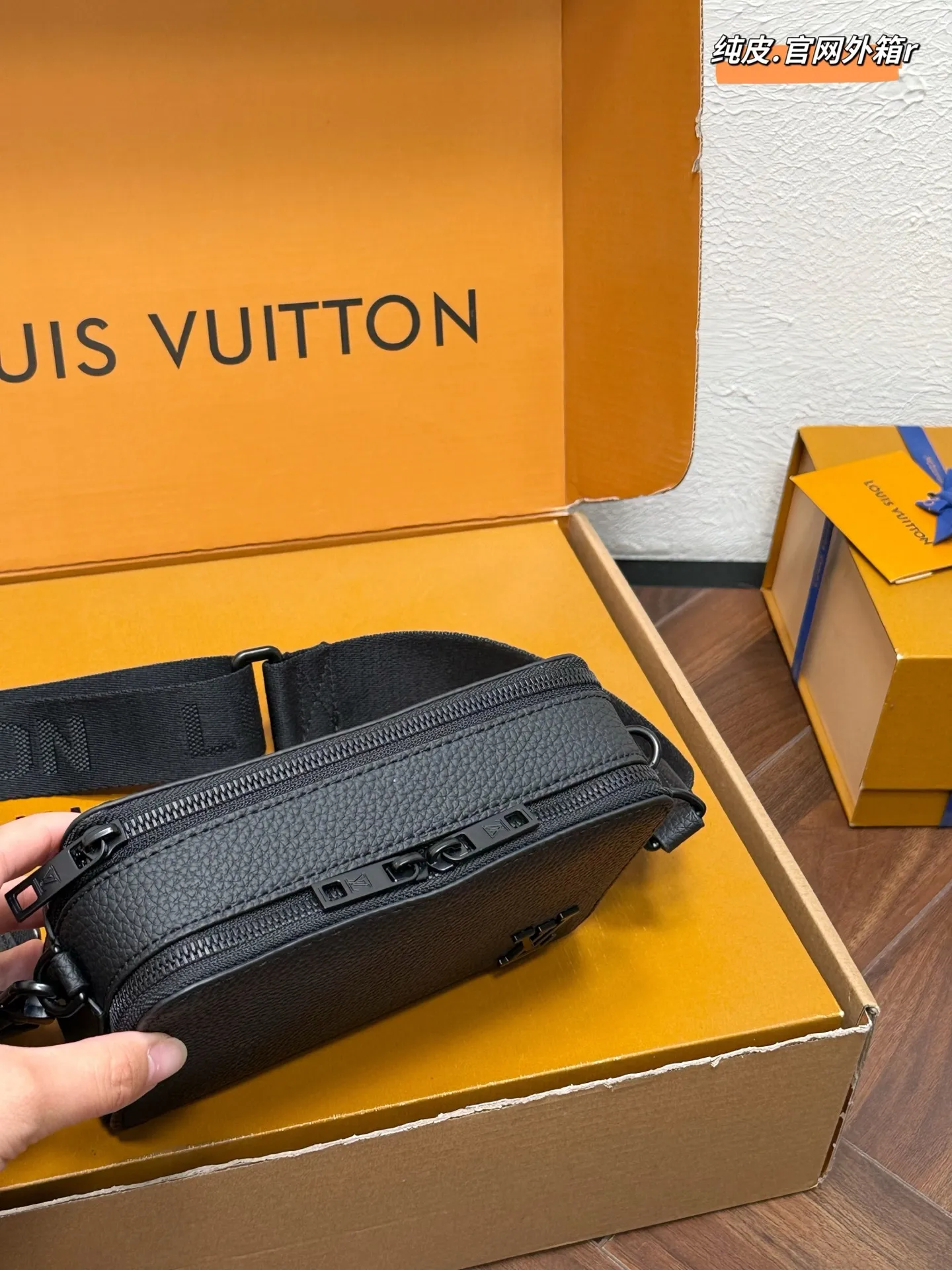 💰180 Lv Alpha Wearable系列 可拆卸可调节肩带 粒面牛皮 钱夹单肩斜挎包 🎀尺寸：18x12cm 双盒包装