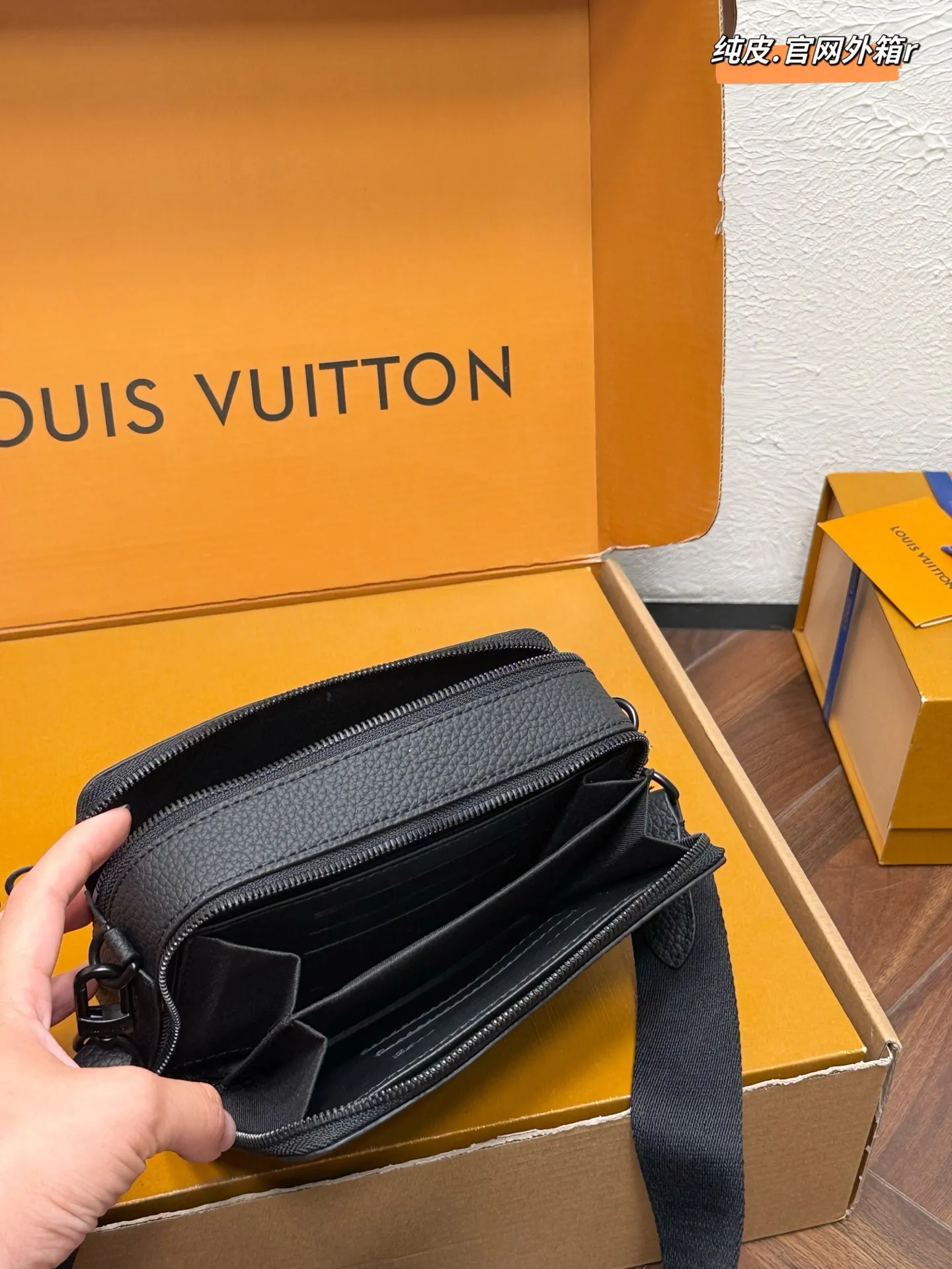 💰180 Lv Alpha Wearable系列 可拆卸可调节肩带 粒面牛皮 钱夹单肩斜挎包 🎀尺寸：18x12cm 双盒包装