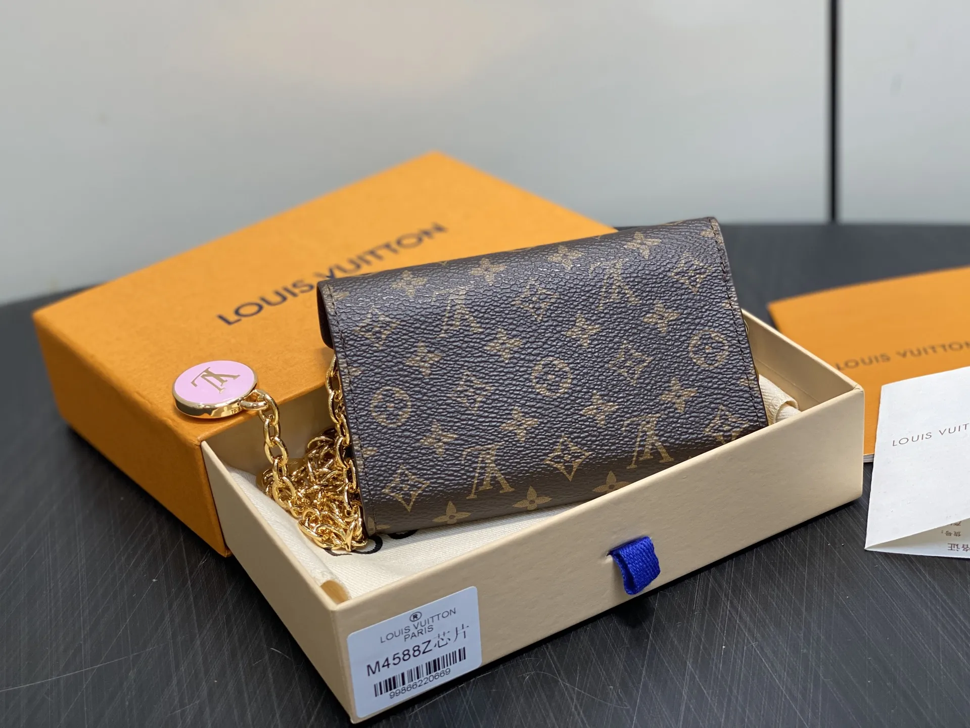 出厂价330【台湾货】M4588Z老花 链条腰包腰带 LV X TM POUCH METIS 腰带 M4625Z白彩 限量版L Pouch Metis腰带以缤纷姿彩亮相路易威登与村上隆的开创性合作系列。莹泽链条方便随心调节长短,可拆卸收纳袋呈现日本艺术家趣味重塑的 Monogram图案。前卫设计兼顾多重功能, Flowergram 吊饰再添华美一笔。尺寸:13.5X8厘米(高X宽)