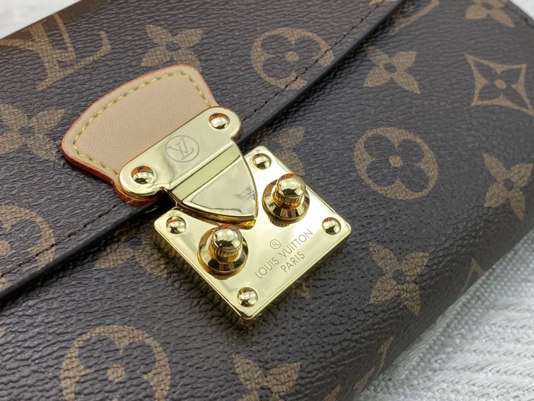 P102品牌 LV M58102 🎀颜色大红 🎀尺寸: 22*10*3.5 🎀说明:LV专柜最新款式火爆登场!清爽白格,经典老花配色牛皮!原版变色皮!超大容量,超多卡位!卡,现金,手机,统统搞定,让你看不释手!绝美颜色搭配超给力,原版内阁安全实用!