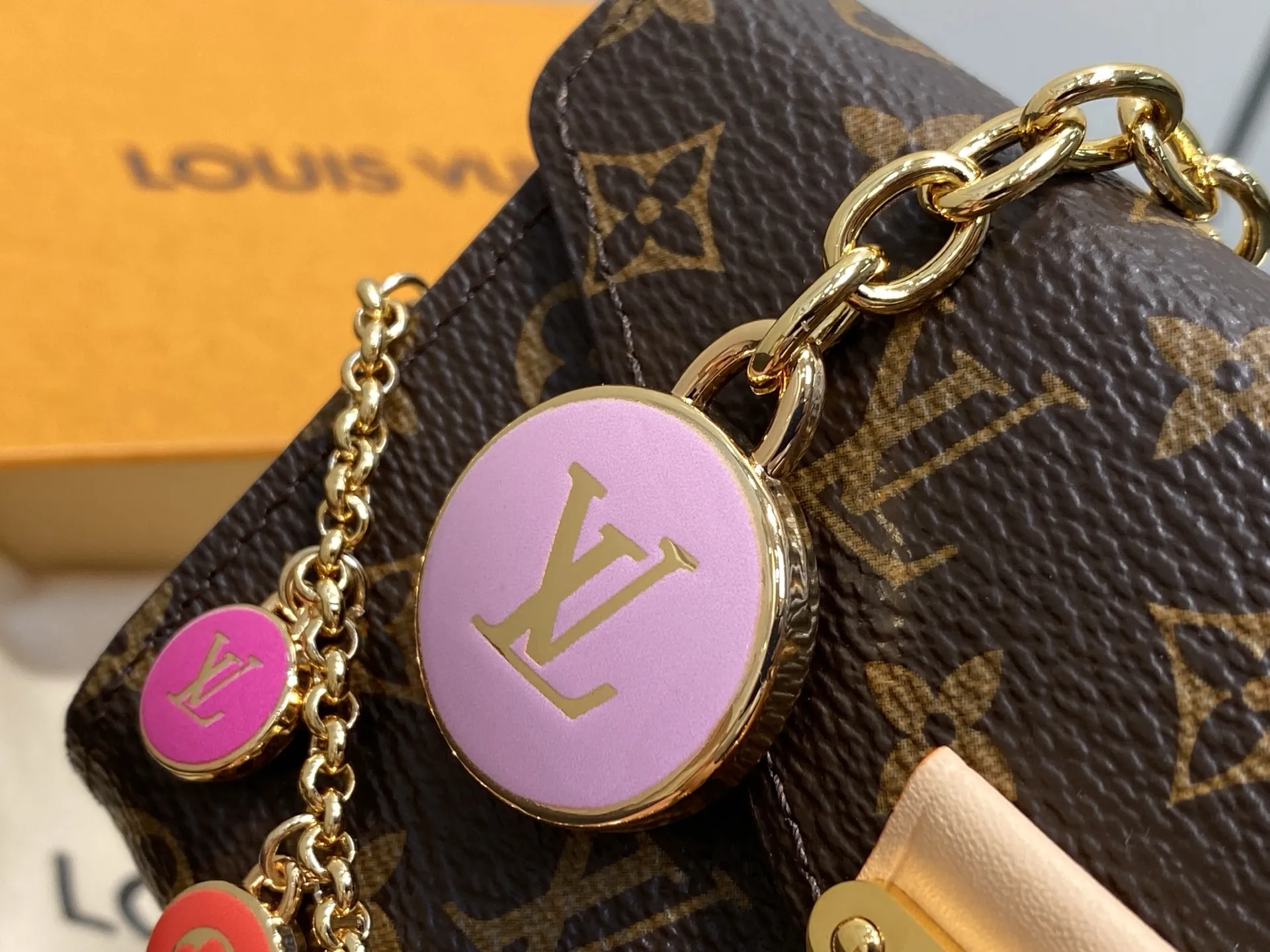 出厂价330【台湾货】M4588Z老花 链条腰包腰带 LV X TM POUCH METIS 腰带 M4625Z白彩 限量版L Pouch Metis腰带以缤纷姿彩亮相路易威登与村上隆的开创性合作系列。莹泽链条方便随心调节长短,可拆卸收纳袋呈现日本艺术家趣味重塑的 Monogram图案。前卫设计兼顾多重功能, Flowergram 吊饰再添华美一笔。尺寸:13.5X8厘米(高X宽)