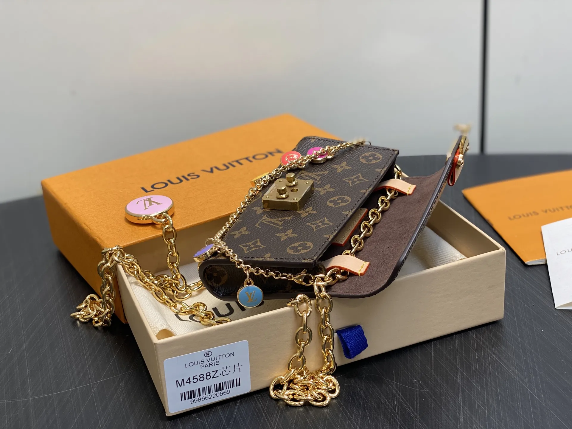 出厂价330【台湾货】M4588Z老花 链条腰包腰带 LV X TM POUCH METIS 腰带 M4625Z白彩 限量版L Pouch Metis腰带以缤纷姿彩亮相路易威登与村上隆的开创性合作系列。莹泽链条方便随心调节长短，可拆卸收纳袋呈现日本艺术家趣味重塑的 Monogram图案。前卫设计兼顾多重功能， Flowergram 吊饰再添华美一笔。尺寸：13.5X8厘米（高X宽）