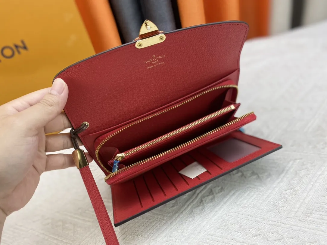 P102品牌 LV M58102 🎀颜色大红 🎀尺寸： 22*10*3.5 🎀说明：LV专柜最新款式火爆登场！清爽白格，经典老花配色牛皮！原版变色皮！超大容量，超多卡位！卡，现金，手机，统统搞定，让你看不释手！绝美颜色搭配超给力，原版内阁安全实用！