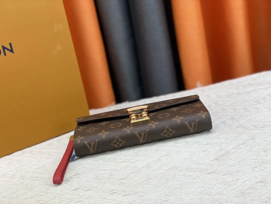 P102品牌 LV M58102 🎀颜色大红 🎀尺寸： 22*10*3.5 🎀说明：LV专柜最新款式火爆登场！清爽白格，经典老花配色牛皮！原版变色皮！超大容量，超多卡位！卡，现金，手机，统统搞定，让你看不释手！绝美颜色搭配超给力，原版内阁安全实用！