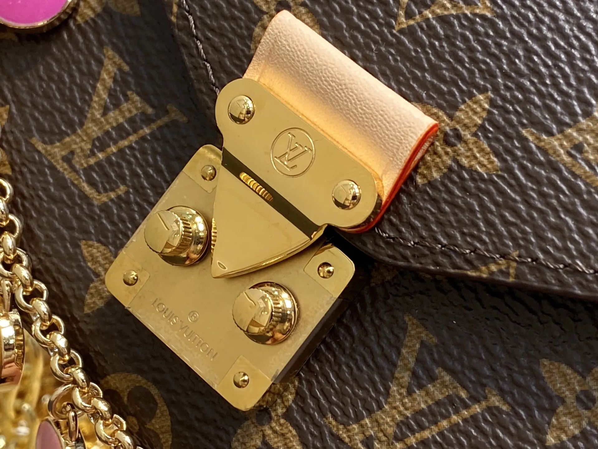 出厂价330【台湾货】M4588Z老花 链条腰包腰带 LV X TM POUCH METIS 腰带 M4625Z白彩 限量版L Pouch Metis腰带以缤纷姿彩亮相路易威登与村上隆的开创性合作系列。莹泽链条方便随心调节长短,可拆卸收纳袋呈现日本艺术家趣味重塑的 Monogram图案。前卫设计兼顾多重功能, Flowergram 吊饰再添华美一笔。尺寸:13.5X8厘米(高X宽)