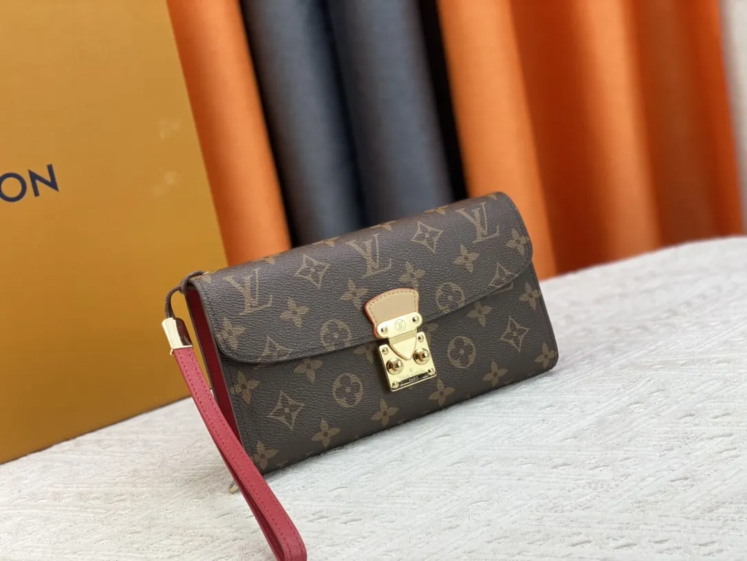 P102品牌 LV M58102 🎀颜色大红 🎀尺寸： 22*10*3.5 🎀说明：LV专柜最新款式火爆登场！清爽白格，经典老花配色牛皮！原版变色皮！超大容量，超多卡位！卡，现金，手机，统统搞定，让你看不释手！绝美颜色搭配超给力，原版内阁安全实用！