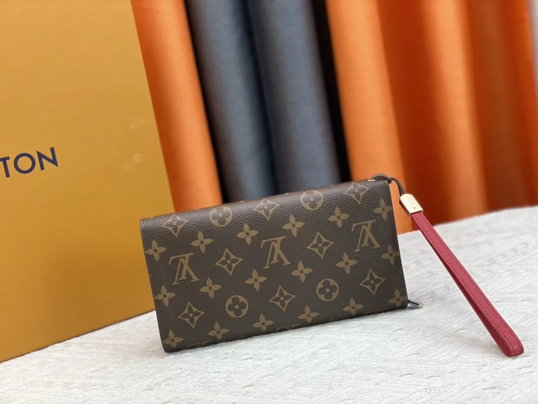 P102品牌 LV M58102 🎀颜色大红 🎀尺寸: 22*10*3.5 🎀说明:LV专柜最新款式火爆登场!清爽白格,经典老花配色牛皮!原版变色皮!超大容量,超多卡位!卡,现金,手机,统统搞定,让你看不释手!绝美颜色搭配超给力,原版内阁安全实用!