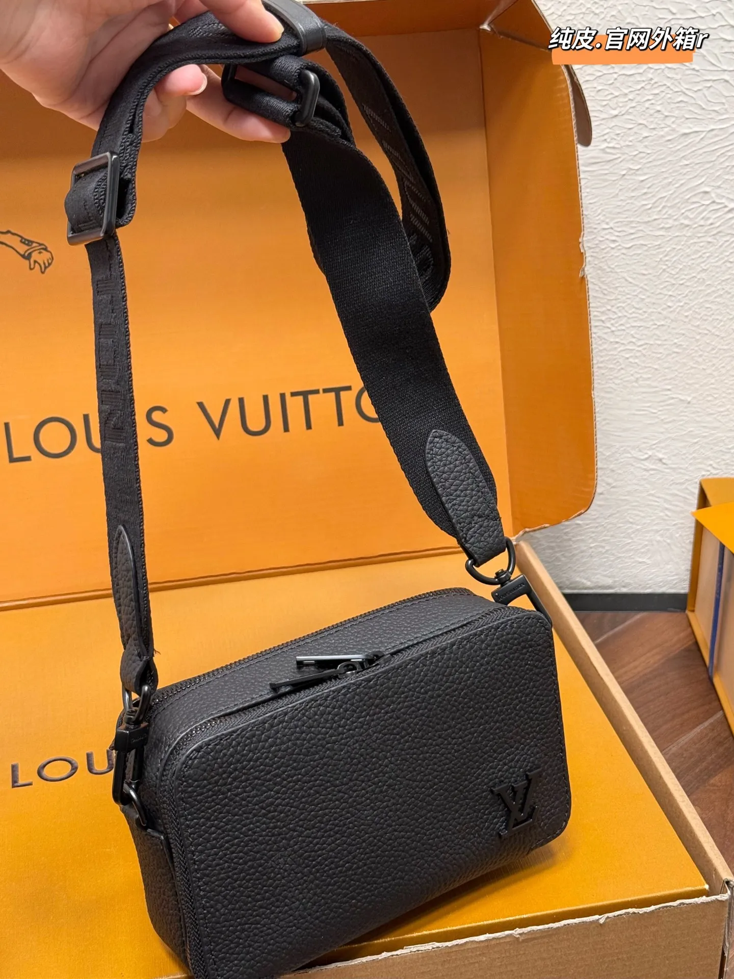 💰180 Lv Alpha Wearable系列 可拆卸可调节肩带 粒面牛皮 钱夹单肩斜挎包 🎀尺寸:18x12cm 双盒包装