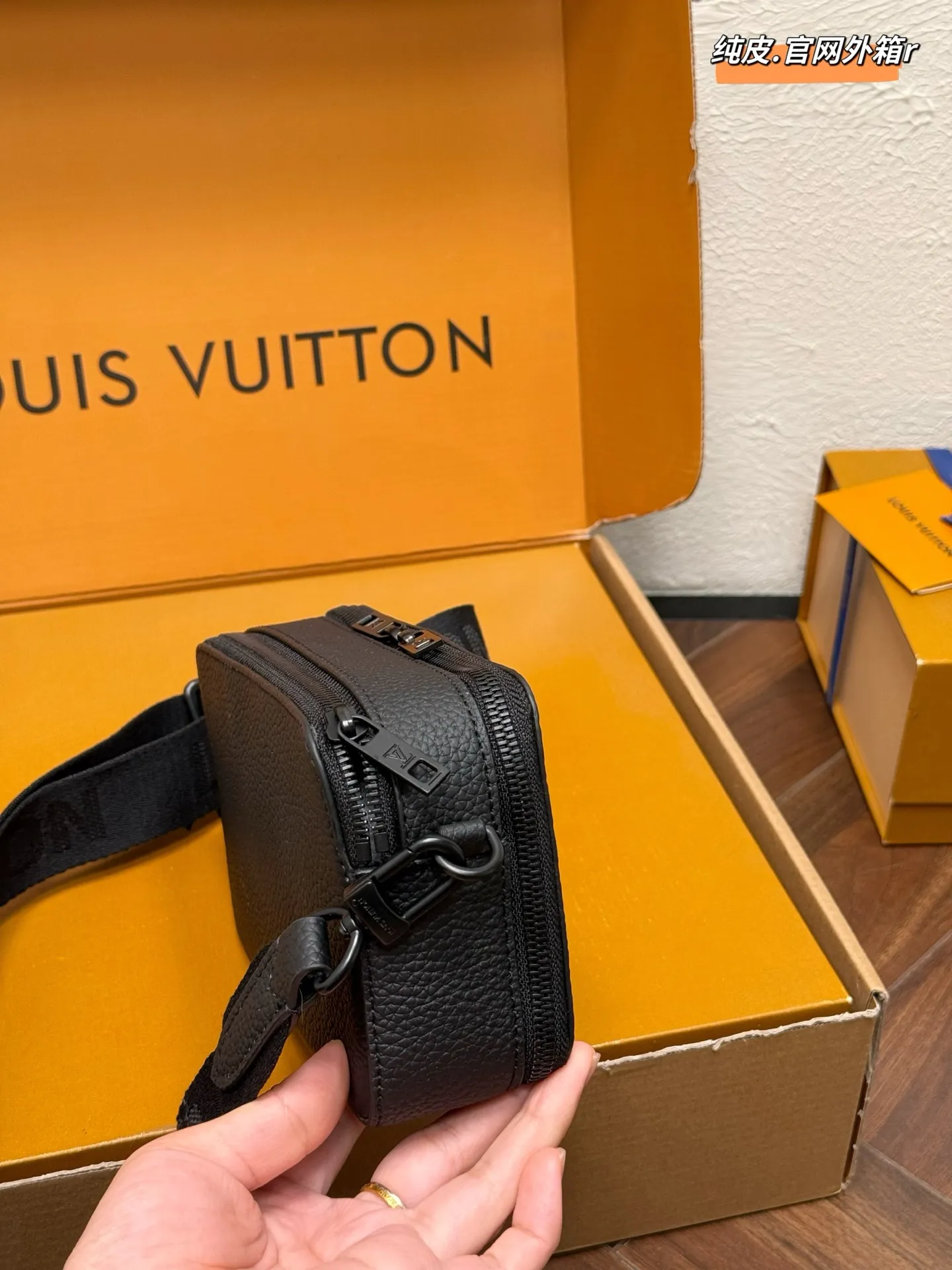 💰180 Lv Alpha Wearable系列 可拆卸可调节肩带 粒面牛皮 钱夹单肩斜挎包 🎀尺寸：18x12cm 双盒包装