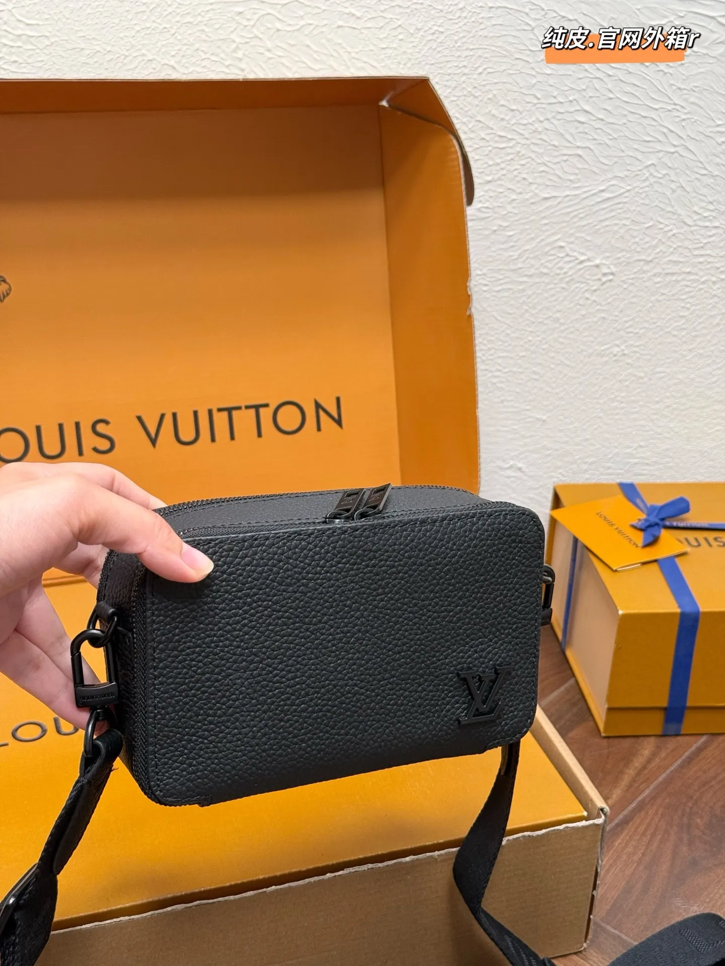 💰180 Lv Alpha Wearable系列 可拆卸可调节肩带 粒面牛皮 钱夹单肩斜挎包 🎀尺寸：18x12cm 双盒包装