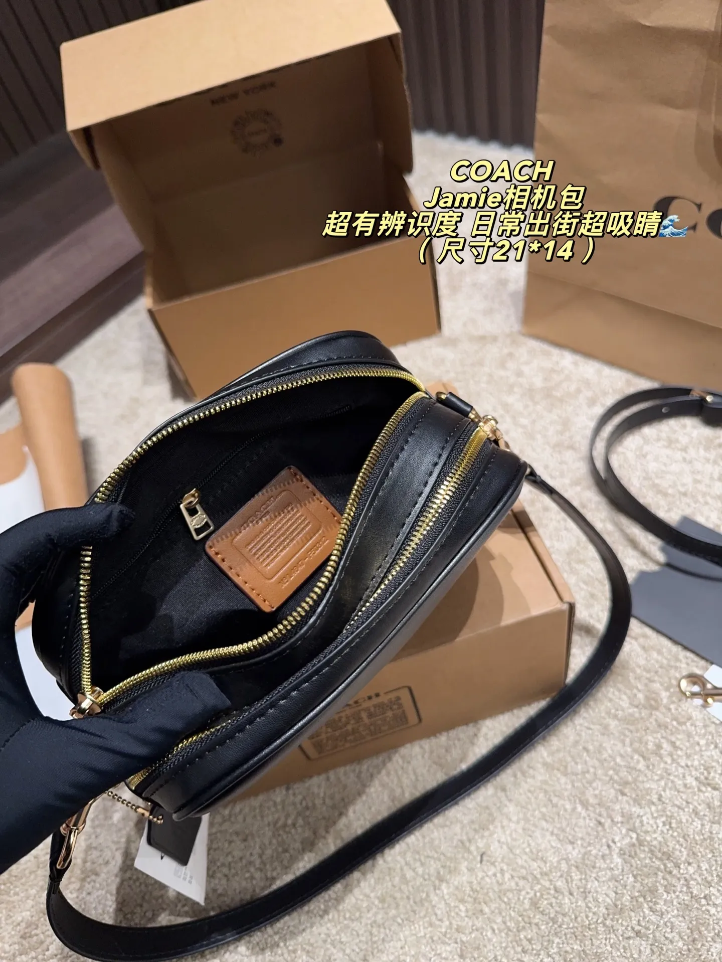 p160飞机盒⚠️尺寸21*14 COACH 蔻驰Jamie相机包,金属拉链&Logo点缀,简约又经典✨。小号设计,日常通勤、休闲出街都超适合,肩带可调节,单肩/斜挎随心切换。内部空间合理,手机、钱包、化妆品都能装下,实用又时髦!Jamie系列是COACH经典款,耐用又百搭,深受大家喜爱,性价比很高哦~