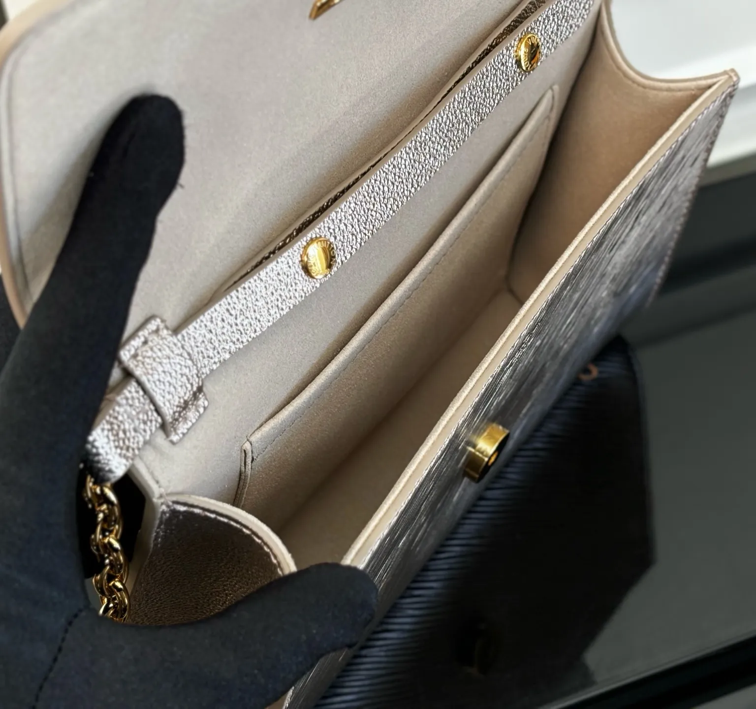M23756香槟色【顶级原单】动态码 专柜同步电子芯片内码本款 Pochette Louise链条包以崭新比例于新季焕新经典设计。精美 亮泽的 Epi 皮革或时尚沉稳漆面皮革塑就包身,可稳妥收纳随身物品,成就夜间出行良伴。搭配莹泽链条,可优雅肩背或手提。22 x 14 x5💰💰💰090712600