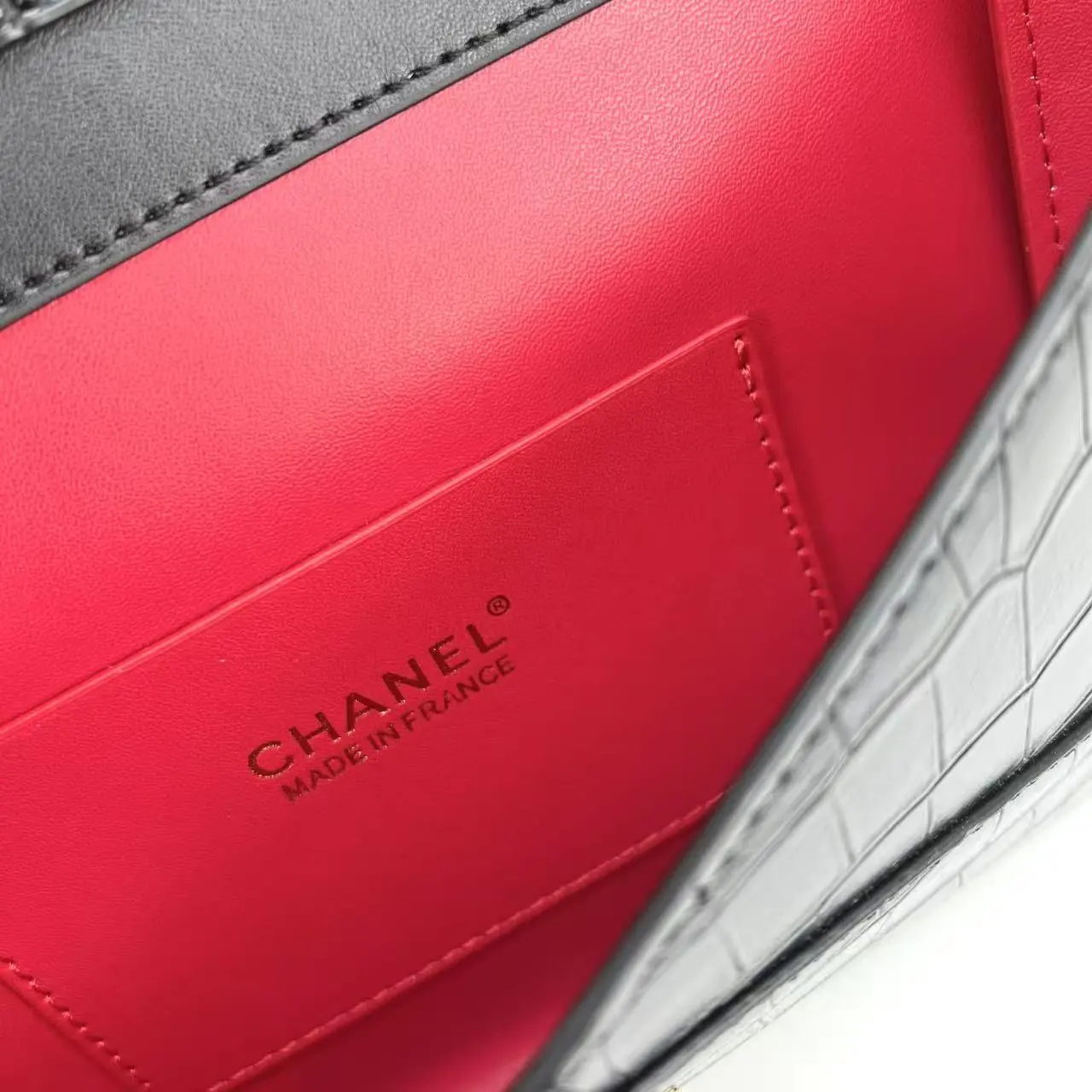 💰160 Chanel 26S石头纹信封包 墨绿色💚 𝐂𝐡𝐚𝐧𝐞𝐥 𝟐𝟔𝐬 石头纹信封包延续香奈儿&ldquo;实用既优雅&rdquo;的理念，将复古信封包与现代通勤需求结合，经典信封式翻盖轮廓、 采用石头压纹皮革、每一道纹理都复刻了天然鳄鱼皮的肌理层次！完美呈现奢华皮料的视觉张力[哇R]双𝐜标采用亮面浅金色，与墨绿色皮质融合 低调中流露品牌辨识度[赞R] 同色系皮质肩带兼顾舒适背感与整体和谐～ 即可斜挎，也可单肩、手拿&hellip;为裙装增添华贵感[萌萌哒R] 很适合参加晚宴或者各种聚会哇 款号：5232 尺寸：27X17X2cm