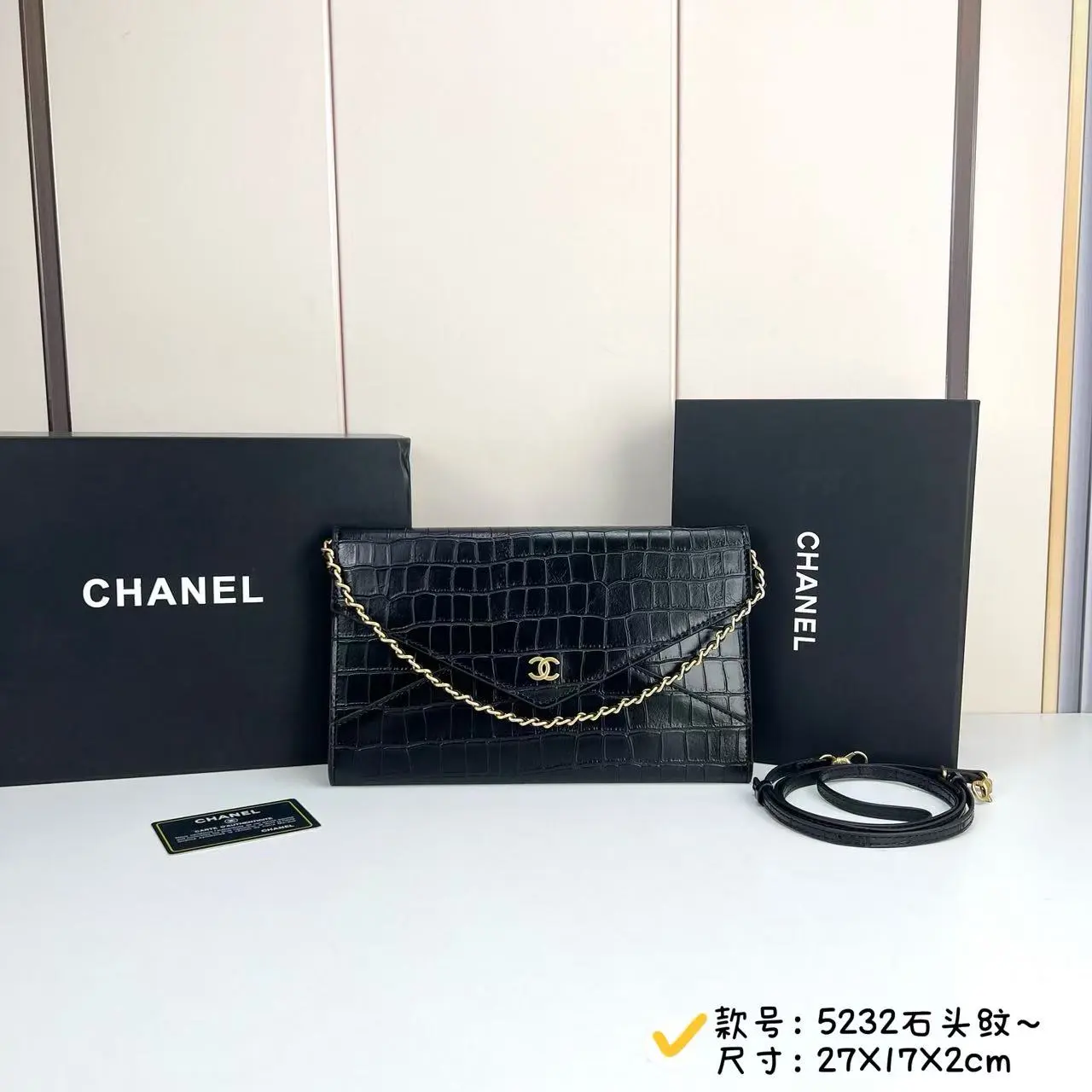 💰160 Chanel 26S石头纹信封包 墨绿色💚 𝐂𝐡𝐚𝐧𝐞𝐥 𝟐𝟔𝐬 石头纹信封包延续香奈儿&ldquo;实用既优雅&rdquo;的理念，将复古信封包与现代通勤需求结合，经典信封式翻盖轮廓、 采用石头压纹皮革、每一道纹理都复刻了天然鳄鱼皮的肌理层次！完美呈现奢华皮料的视觉张力[哇R]双𝐜标采用亮面浅金色，与墨绿色皮质融合 低调中流露品牌辨识度[赞R] 同色系皮质肩带兼顾舒适背感与整体和谐～ 即可斜挎，也可单肩、手拿&hellip;为裙装增添华贵感[萌萌哒R] 很适合参加晚宴或者各种聚会哇 款号：5232 尺寸：27X17X2cm