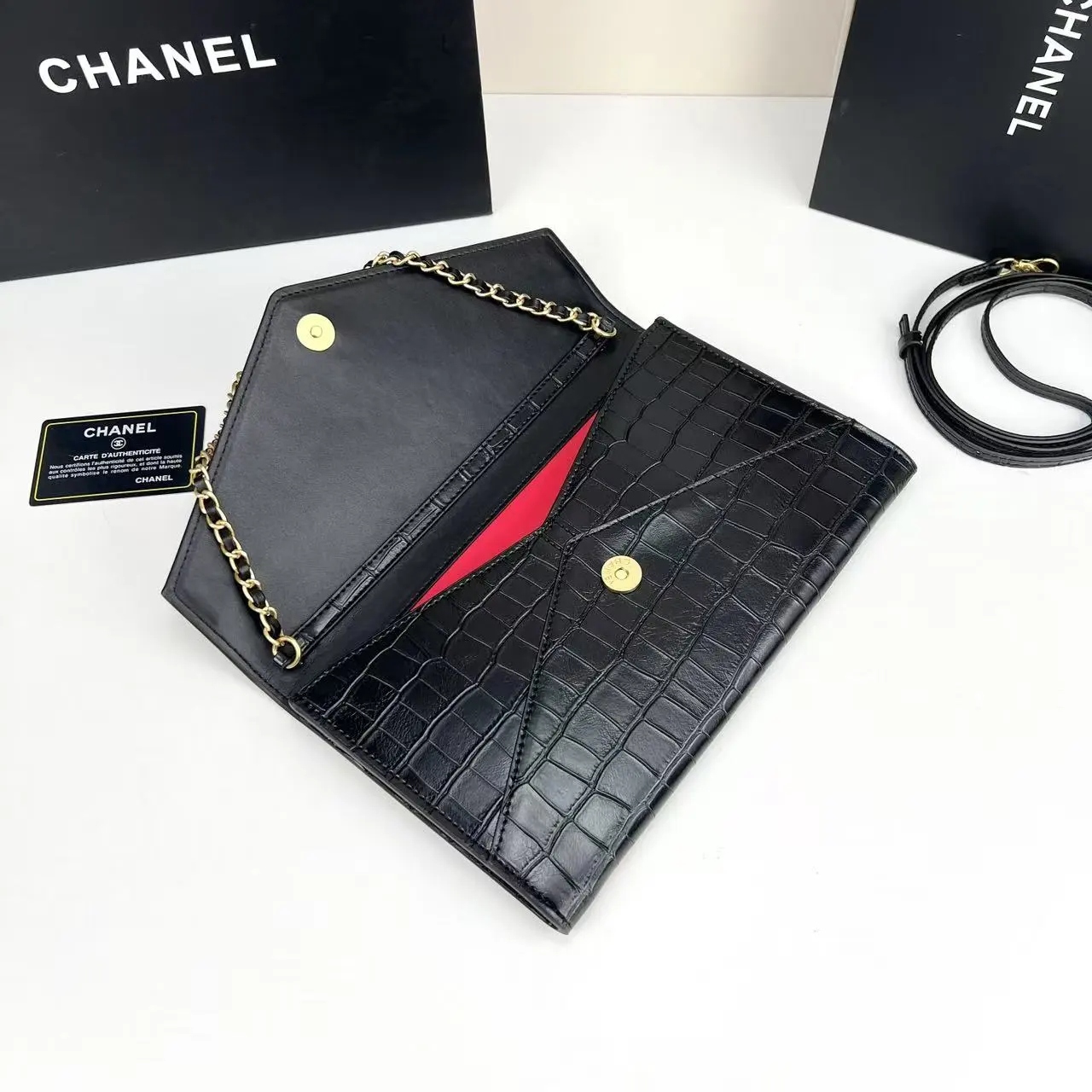 💰160 Chanel 26S石头纹信封包 墨绿色💚 𝐂𝐡𝐚𝐧𝐞𝐥 𝟐𝟔𝐬 石头纹信封包延续香奈儿&ldquo;实用既优雅&rdquo;的理念，将复古信封包与现代通勤需求结合，经典信封式翻盖轮廓、 采用石头压纹皮革、每一道纹理都复刻了天然鳄鱼皮的肌理层次！完美呈现奢华皮料的视觉张力[哇R]双𝐜标采用亮面浅金色，与墨绿色皮质融合 低调中流露品牌辨识度[赞R] 同色系皮质肩带兼顾舒适背感与整体和谐～ 即可斜挎，也可单肩、手拿&hellip;为裙装增添华贵感[萌萌哒R] 很适合参加晚宴或者各种聚会哇 款号：5232 尺寸：27X17X2cm