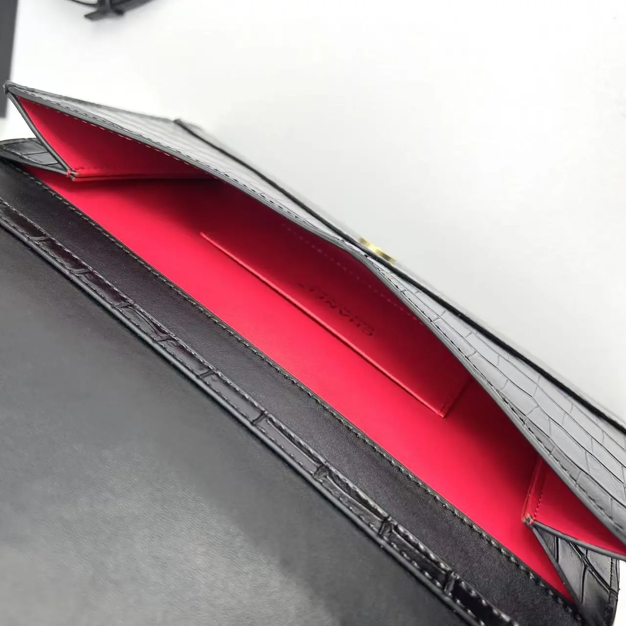 💰160 Chanel 26S石头纹信封包 墨绿色💚 𝐂𝐡𝐚𝐧𝐞𝐥 𝟐𝟔𝐬 石头纹信封包延续香奈儿&ldquo;实用既优雅&rdquo;的理念，将复古信封包与现代通勤需求结合，经典信封式翻盖轮廓、 采用石头压纹皮革、每一道纹理都复刻了天然鳄鱼皮的肌理层次！完美呈现奢华皮料的视觉张力[哇R]双𝐜标采用亮面浅金色，与墨绿色皮质融合 低调中流露品牌辨识度[赞R] 同色系皮质肩带兼顾舒适背感与整体和谐～ 即可斜挎，也可单肩、手拿&hellip;为裙装增添华贵感[萌萌哒R] 很适合参加晚宴或者各种聚会哇 款号：5232 尺寸：27X17X2cm