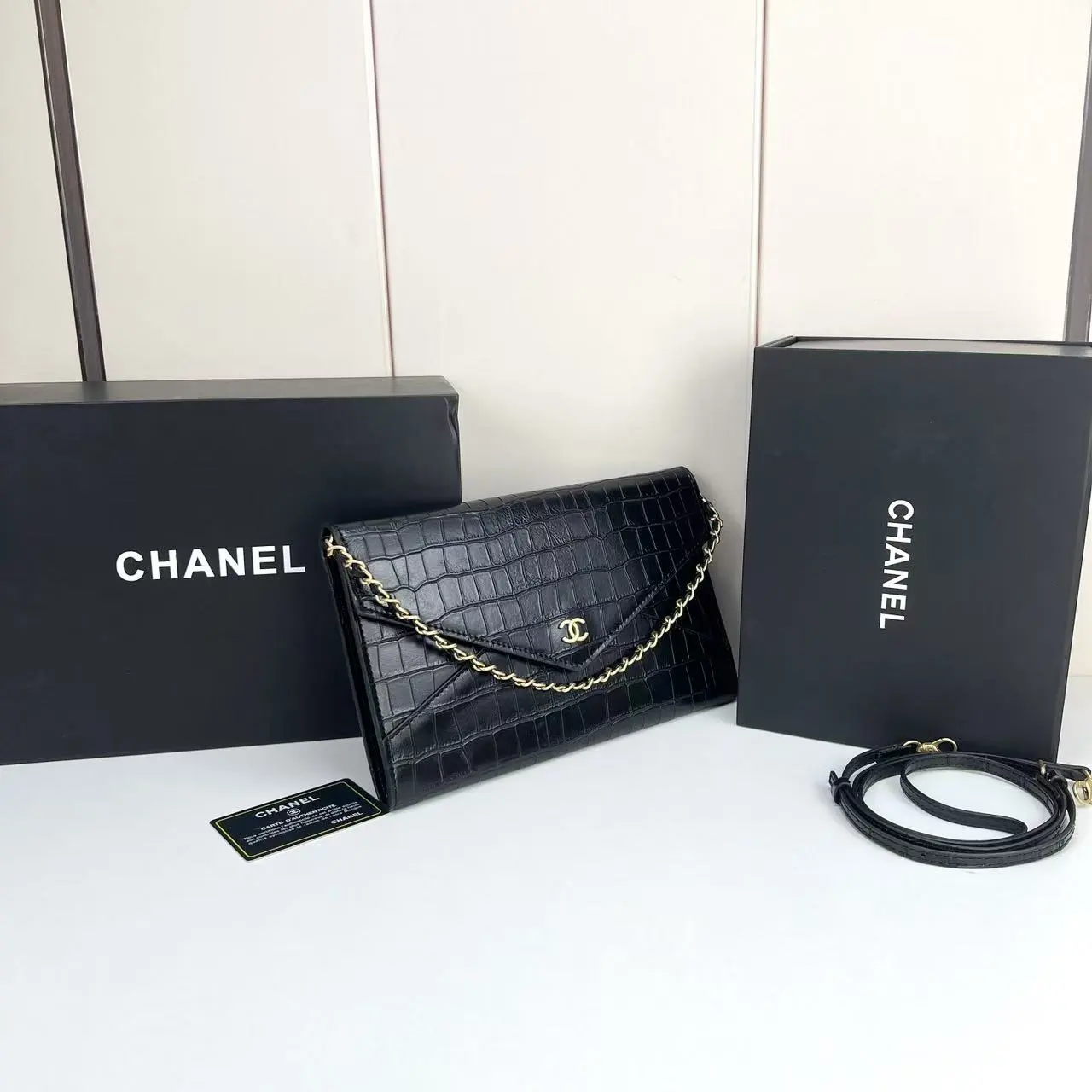 💰160 Chanel 26S石头纹信封包 墨绿色💚 𝐂𝐡𝐚𝐧𝐞𝐥 𝟐𝟔𝐬 石头纹信封包延续香奈儿&ldquo;实用既优雅&rdquo;的理念，将复古信封包与现代通勤需求结合，经典信封式翻盖轮廓、 采用石头压纹皮革、每一道纹理都复刻了天然鳄鱼皮的肌理层次！完美呈现奢华皮料的视觉张力[哇R]双𝐜标采用亮面浅金色，与墨绿色皮质融合 低调中流露品牌辨识度[赞R] 同色系皮质肩带兼顾舒适背感与整体和谐～ 即可斜挎，也可单肩、手拿&hellip;为裙装增添华贵感[萌萌哒R] 很适合参加晚宴或者各种聚会哇 款号：5232 尺寸：27X17X2cm