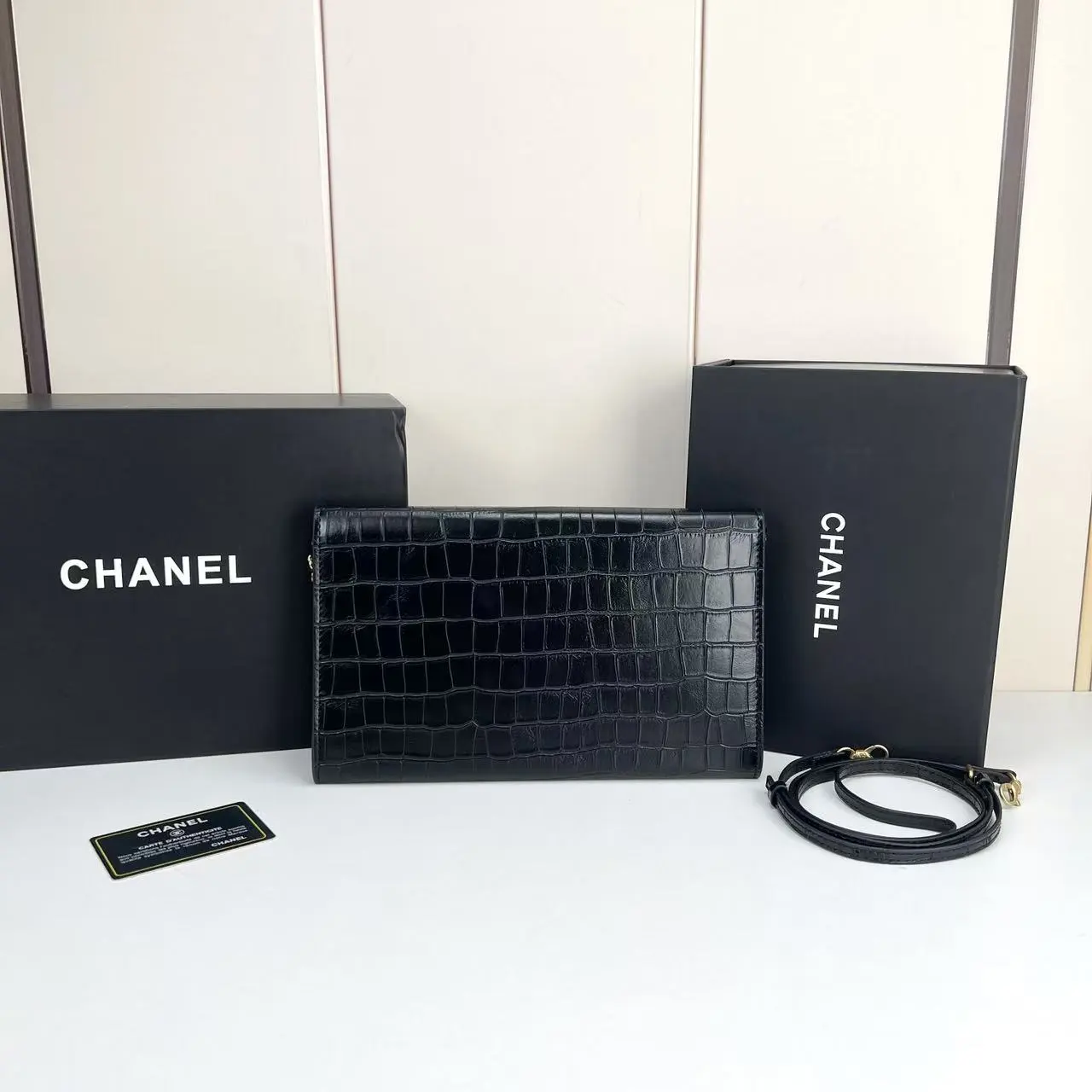 💰160 Chanel 26S石头纹信封包 墨绿色💚 𝐂𝐡𝐚𝐧𝐞𝐥 𝟐𝟔𝐬 石头纹信封包延续香奈儿&ldquo;实用既优雅&rdquo;的理念，将复古信封包与现代通勤需求结合，经典信封式翻盖轮廓、 采用石头压纹皮革、每一道纹理都复刻了天然鳄鱼皮的肌理层次！完美呈现奢华皮料的视觉张力[哇R]双𝐜标采用亮面浅金色，与墨绿色皮质融合 低调中流露品牌辨识度[赞R] 同色系皮质肩带兼顾舒适背感与整体和谐～ 即可斜挎，也可单肩、手拿&hellip;为裙装增添华贵感[萌萌哒R] 很适合参加晚宴或者各种聚会哇 款号：5232 尺寸：27X17X2cm