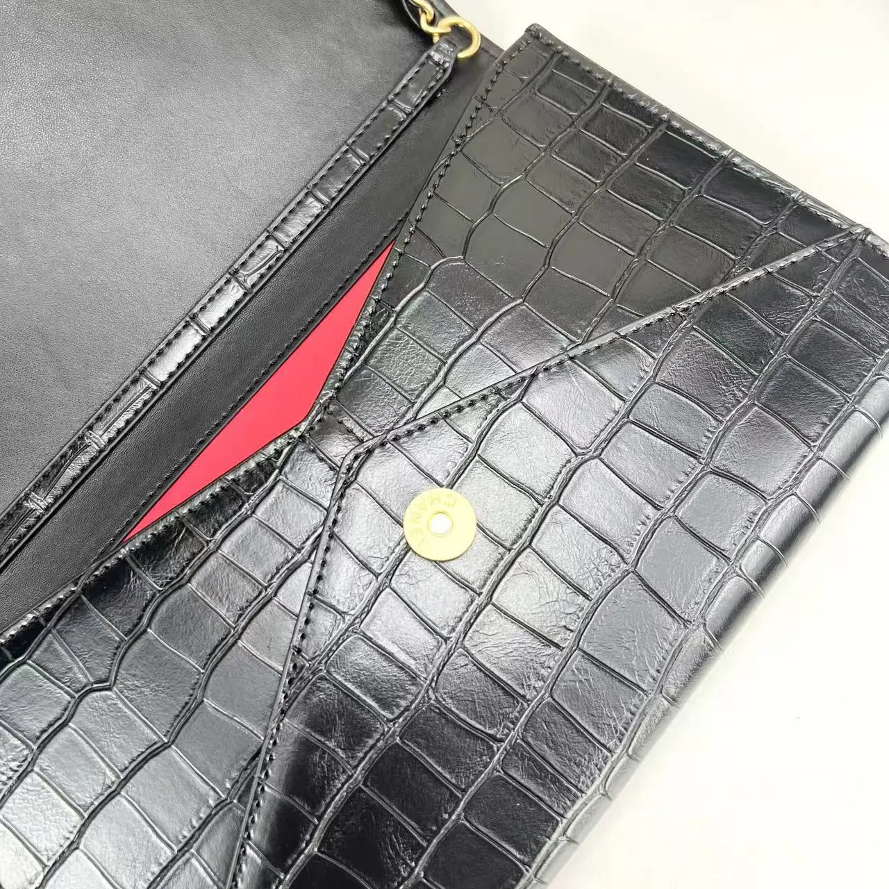 💰160 Chanel 26S石头纹信封包 墨绿色💚 𝐂𝐡𝐚𝐧𝐞𝐥 𝟐𝟔𝐬 石头纹信封包延续香奈儿&ldquo;实用既优雅&rdquo;的理念，将复古信封包与现代通勤需求结合，经典信封式翻盖轮廓、 采用石头压纹皮革、每一道纹理都复刻了天然鳄鱼皮的肌理层次！完美呈现奢华皮料的视觉张力[哇R]双𝐜标采用亮面浅金色，与墨绿色皮质融合 低调中流露品牌辨识度[赞R] 同色系皮质肩带兼顾舒适背感与整体和谐～ 即可斜挎，也可单肩、手拿&hellip;为裙装增添华贵感[萌萌哒R] 很适合参加晚宴或者各种聚会哇 款号：5232 尺寸：27X17X2cm