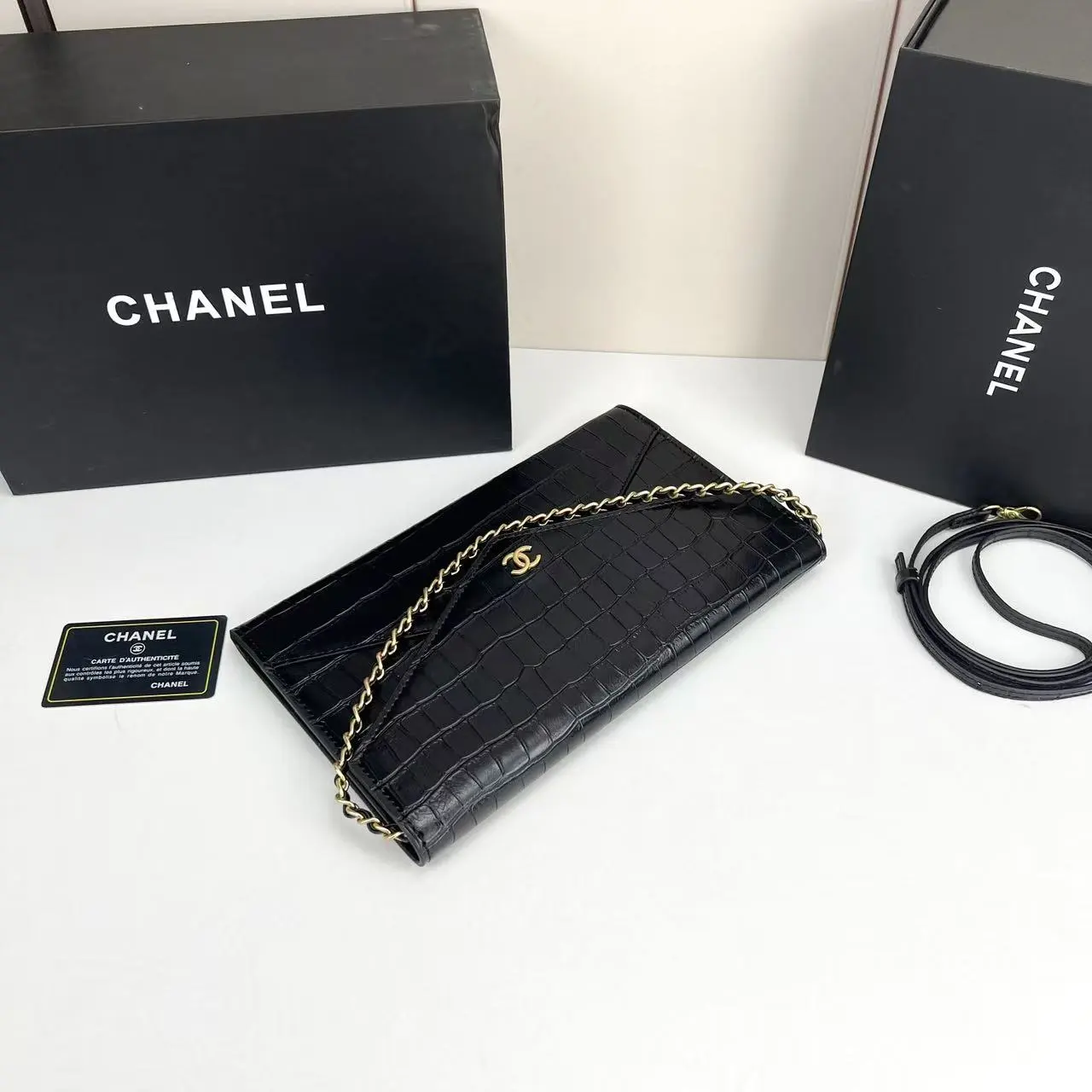 💰160 Chanel 26S石头纹信封包 墨绿色💚 𝐂𝐡𝐚𝐧𝐞𝐥 𝟐𝟔𝐬 石头纹信封包延续香奈儿&ldquo;实用既优雅&rdquo;的理念，将复古信封包与现代通勤需求结合，经典信封式翻盖轮廓、 采用石头压纹皮革、每一道纹理都复刻了天然鳄鱼皮的肌理层次！完美呈现奢华皮料的视觉张力[哇R]双𝐜标采用亮面浅金色，与墨绿色皮质融合 低调中流露品牌辨识度[赞R] 同色系皮质肩带兼顾舒适背感与整体和谐～ 即可斜挎，也可单肩、手拿&hellip;为裙装增添华贵感[萌萌哒R] 很适合参加晚宴或者各种聚会哇 款号：5232 尺寸：27X17X2cm