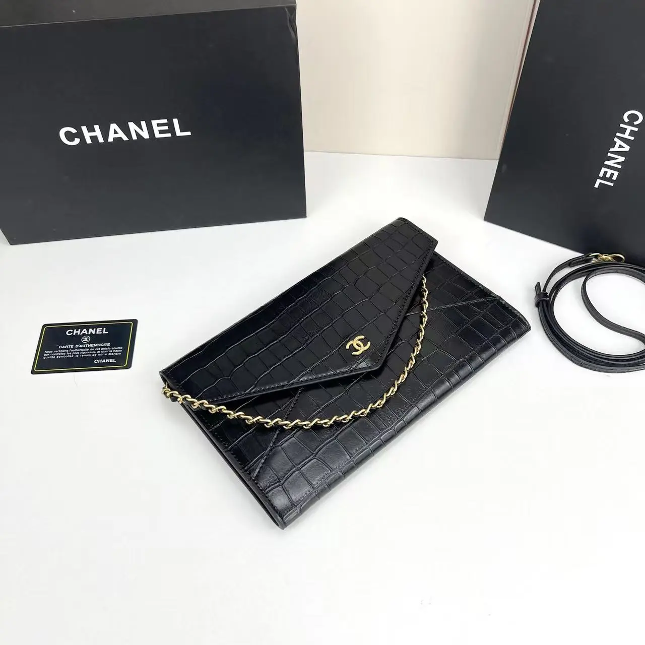 💰160 Chanel 26S石头纹信封包 墨绿色💚 𝐂𝐡𝐚𝐧𝐞𝐥 𝟐𝟔𝐬 石头纹信封包延续香奈儿&ldquo;实用既优雅&rdquo;的理念，将复古信封包与现代通勤需求结合，经典信封式翻盖轮廓、 采用石头压纹皮革、每一道纹理都复刻了天然鳄鱼皮的肌理层次！完美呈现奢华皮料的视觉张力[哇R]双𝐜标采用亮面浅金色，与墨绿色皮质融合 低调中流露品牌辨识度[赞R] 同色系皮质肩带兼顾舒适背感与整体和谐～ 即可斜挎，也可单肩、手拿&hellip;为裙装增添华贵感[萌萌哒R] 很适合参加晚宴或者各种聚会哇 款号：5232 尺寸：27X17X2cm