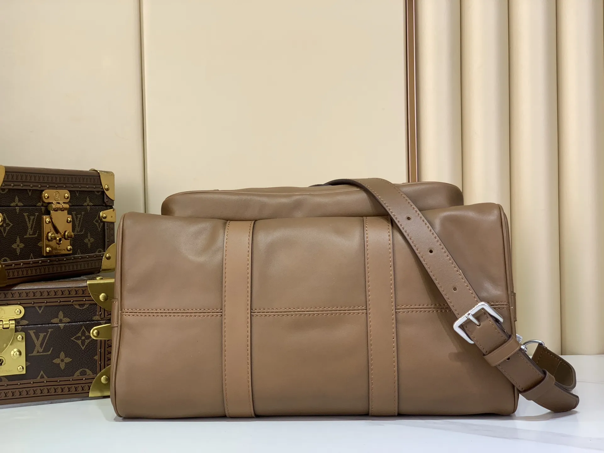 出厂价910【台湾货】M28100棕色 全皮男包旅行袋 KEEPALL CARGO BANDOULI&Egrave;RE 35 手袋 本款 Keepall Cargo Bandouli&egrave;re 35 手袋取材经过轻微打磨的柔软牛皮革，再以经典牛皮革打造名牌和拉链头，搭配提花内衬和拉链前袋。顶部手柄和可拆卸并调节的肩带实现灵活背携。尺寸：35.5 x 21 x 22 厘米 (长度 x 高 x 宽)