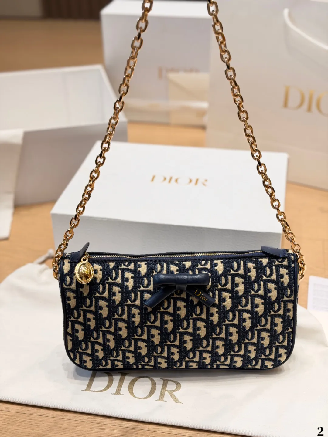p140 Dior Oblique蝴蝶结链条包 💙Dior Oblique蝴蝶结链条包,经典蓝色老花帆布+黑色蝴蝶结,法式优雅又俏皮✨。金属链条肩带,手提、单肩、斜挎都OK,日常通勤或休闲出街都超百搭!尺寸适中,手机、化妆品轻松装下,拉链开合更安全🔒。Oblique老花图案辨识度超高,是Dior标志性设计,实用又时髦,轻松点亮你的穿搭风格🎀 尺寸 26cm