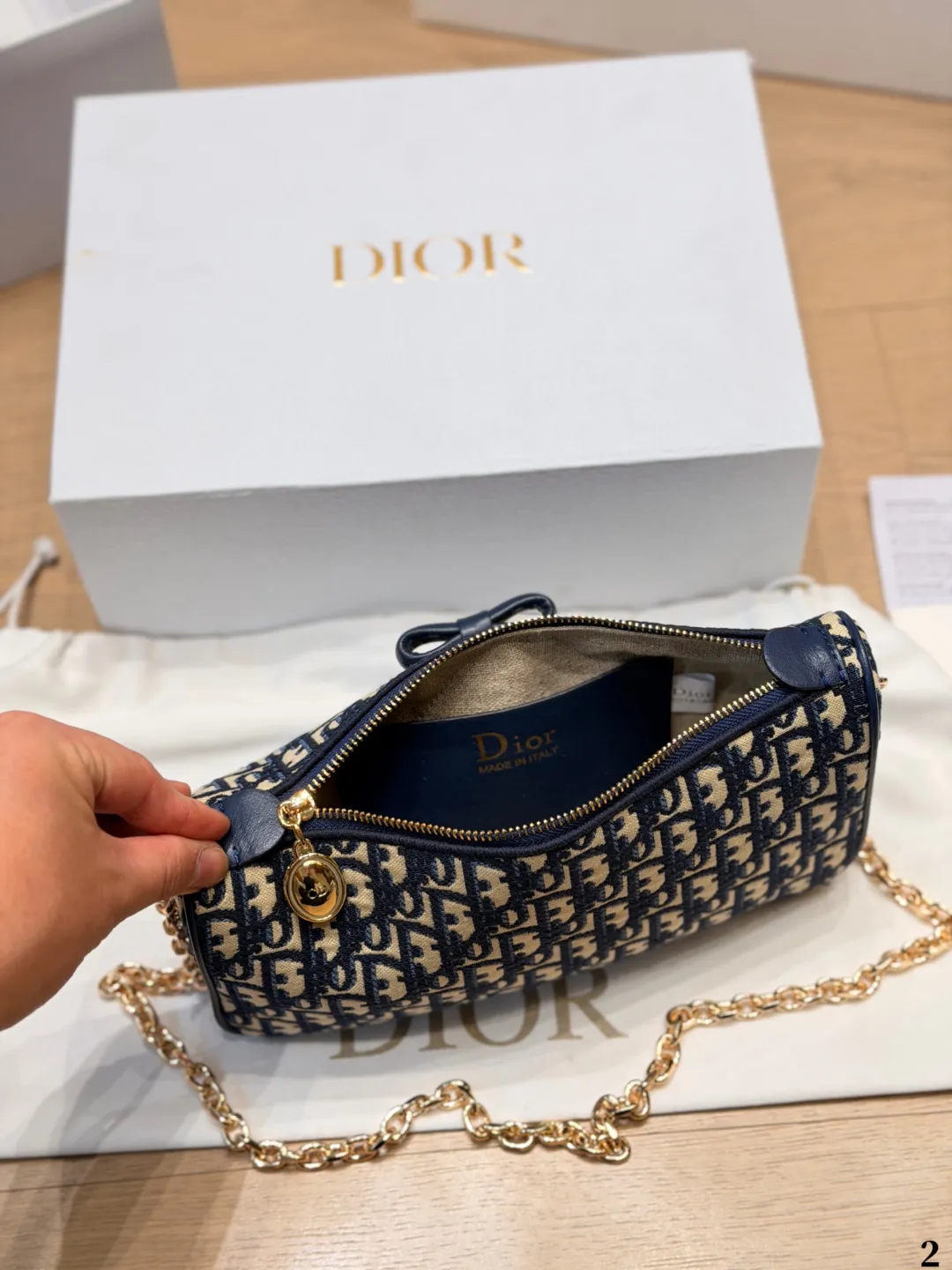 p140 Dior Oblique蝴蝶结链条包 💙Dior Oblique蝴蝶结链条包,经典蓝色老花帆布+黑色蝴蝶结,法式优雅又俏皮✨。金属链条肩带,手提、单肩、斜挎都OK,日常通勤或休闲出街都超百搭!尺寸适中,手机、化妆品轻松装下,拉链开合更安全🔒。Oblique老花图案辨识度超高,是Dior标志性设计,实用又时髦,轻松点亮你的穿搭风格🎀 尺寸 26cm