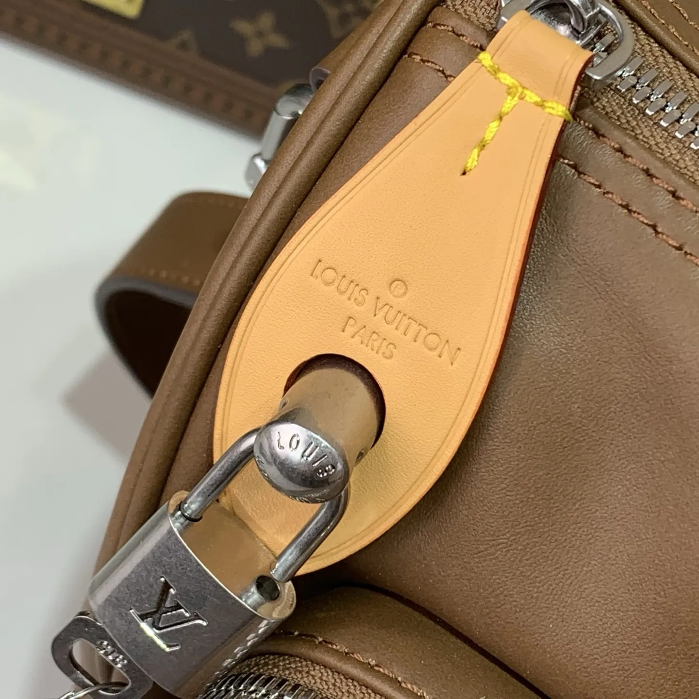 出厂价910【台湾货】M28100棕色 全皮男包旅行袋 KEEPALL CARGO BANDOULI&Egrave;RE 35 手袋 本款 Keepall Cargo Bandouli&egrave;re 35 手袋取材经过轻微打磨的柔软牛皮革，再以经典牛皮革打造名牌和拉链头，搭配提花内衬和拉链前袋。顶部手柄和可拆卸并调节的肩带实现灵活背携。尺寸：35.5 x 21 x 22 厘米 (长度 x 高 x 宽)